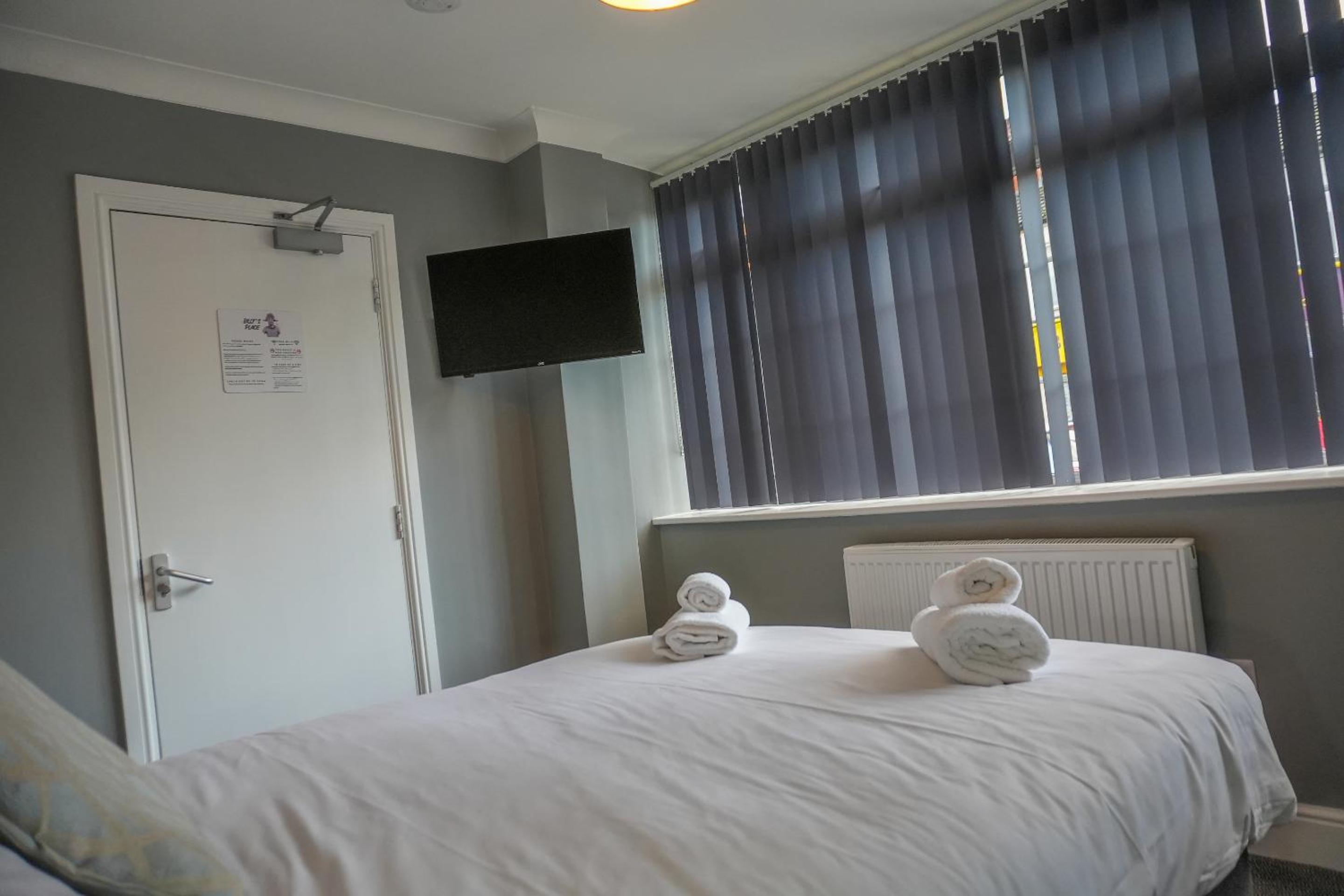 Standard King Room - Photo 18