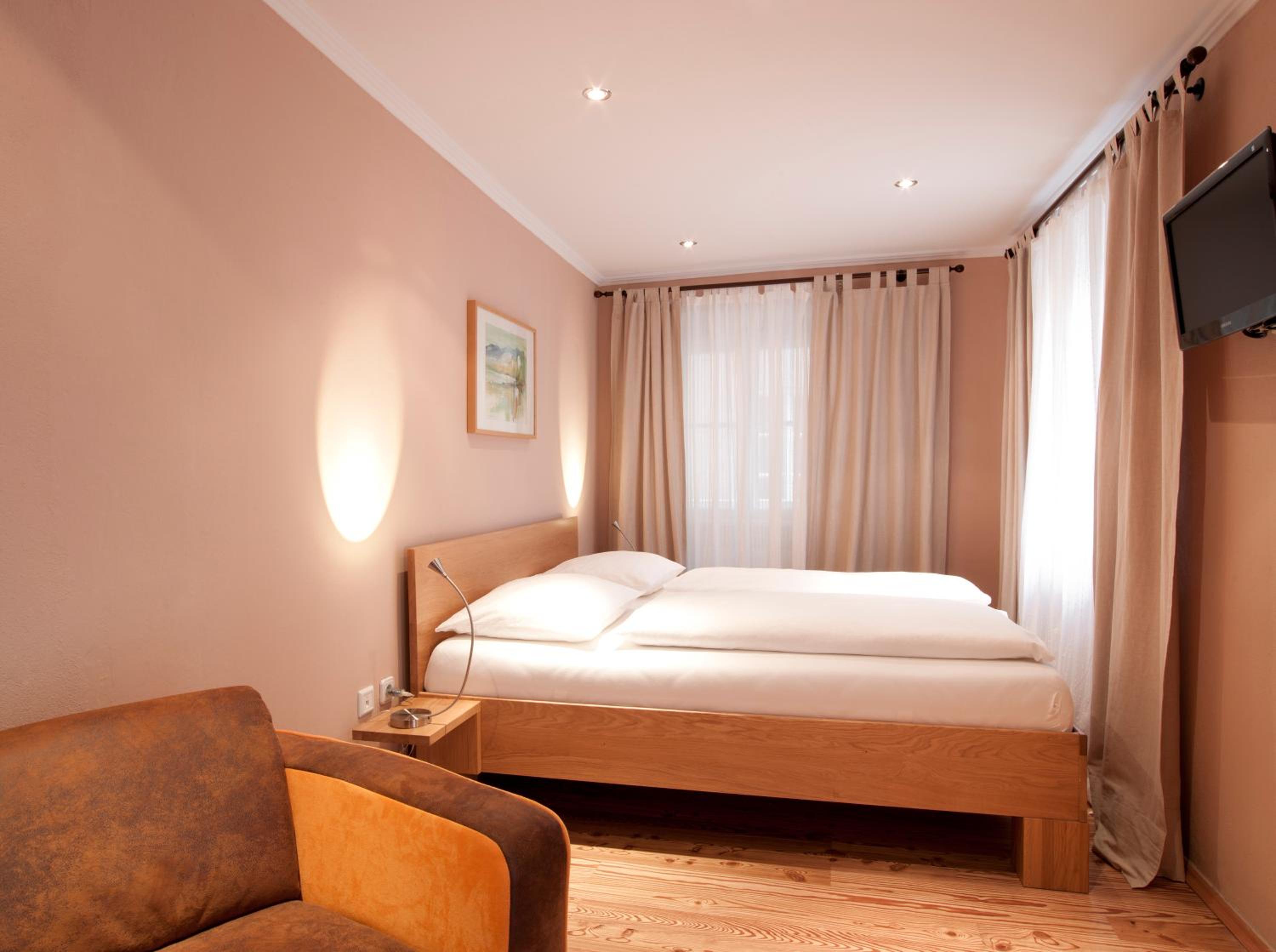 Standard Double Room thumbnail 5