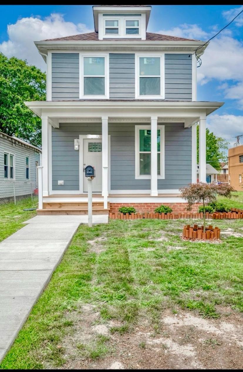 Three-Bedroom House photo 2