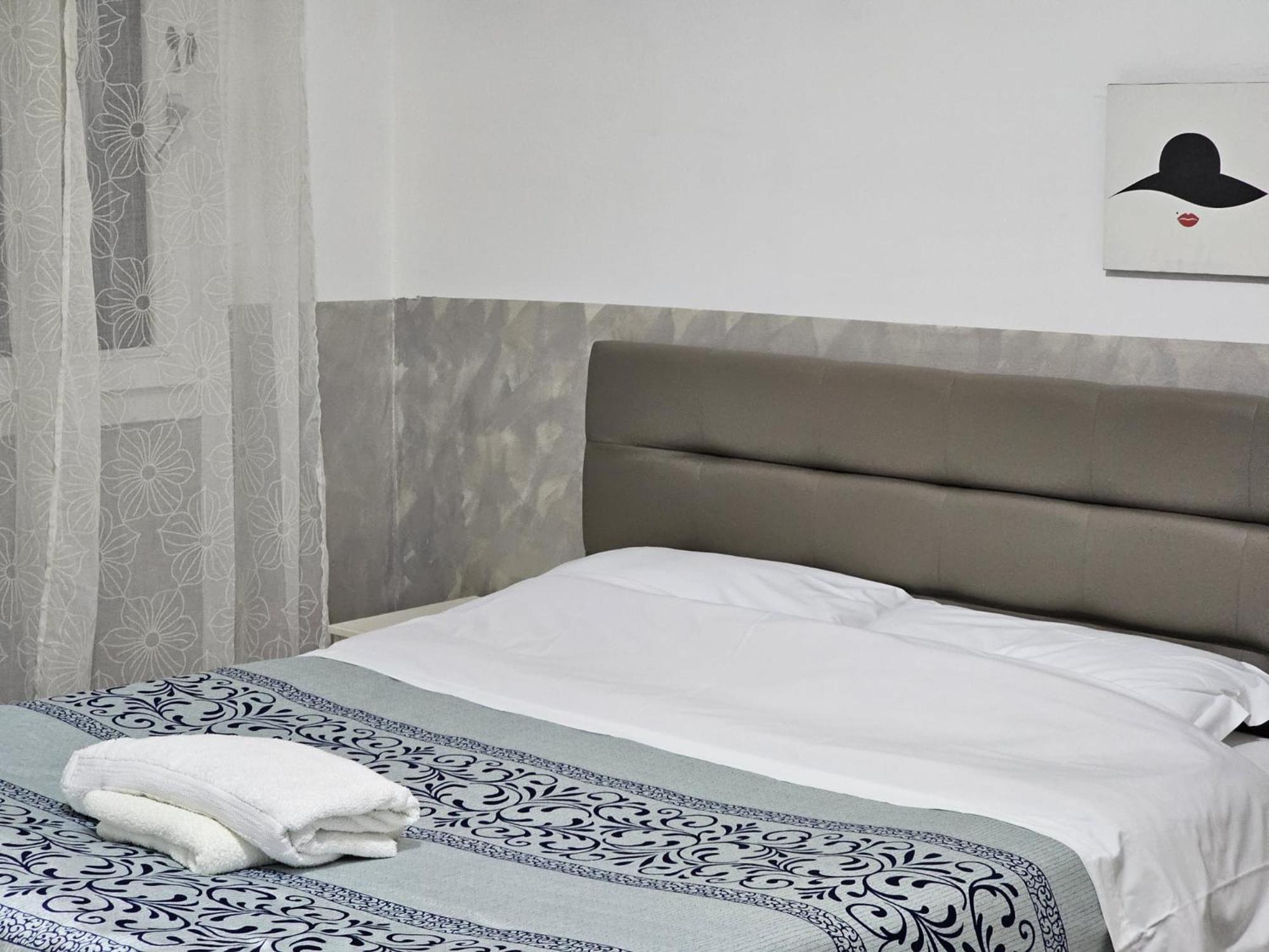 Double or Twin Room with Private Bathroom - Photo 5
