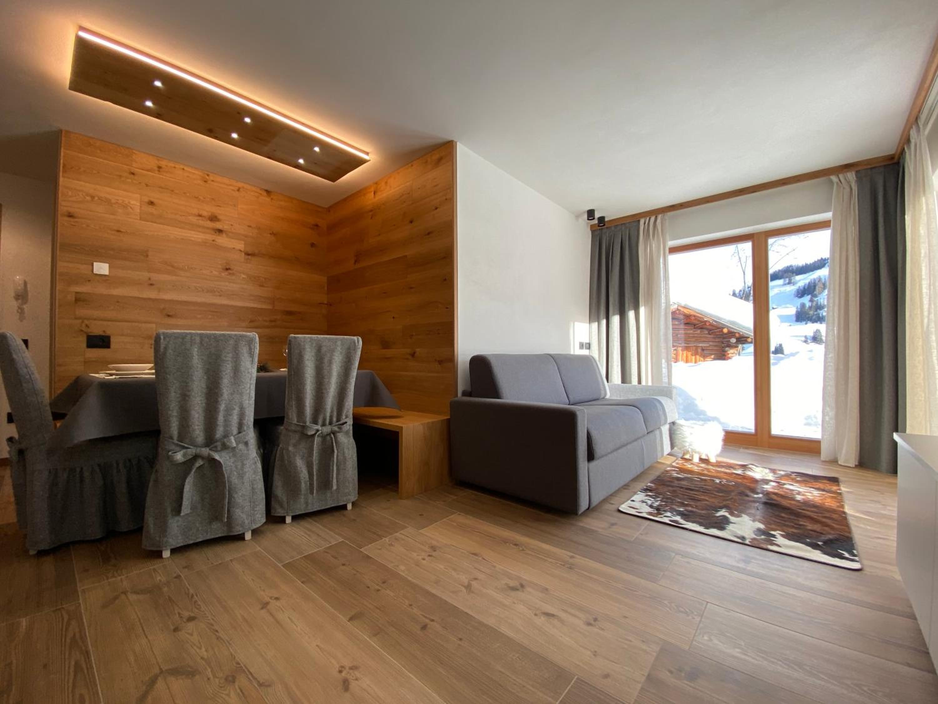 Apartment with Mountain View