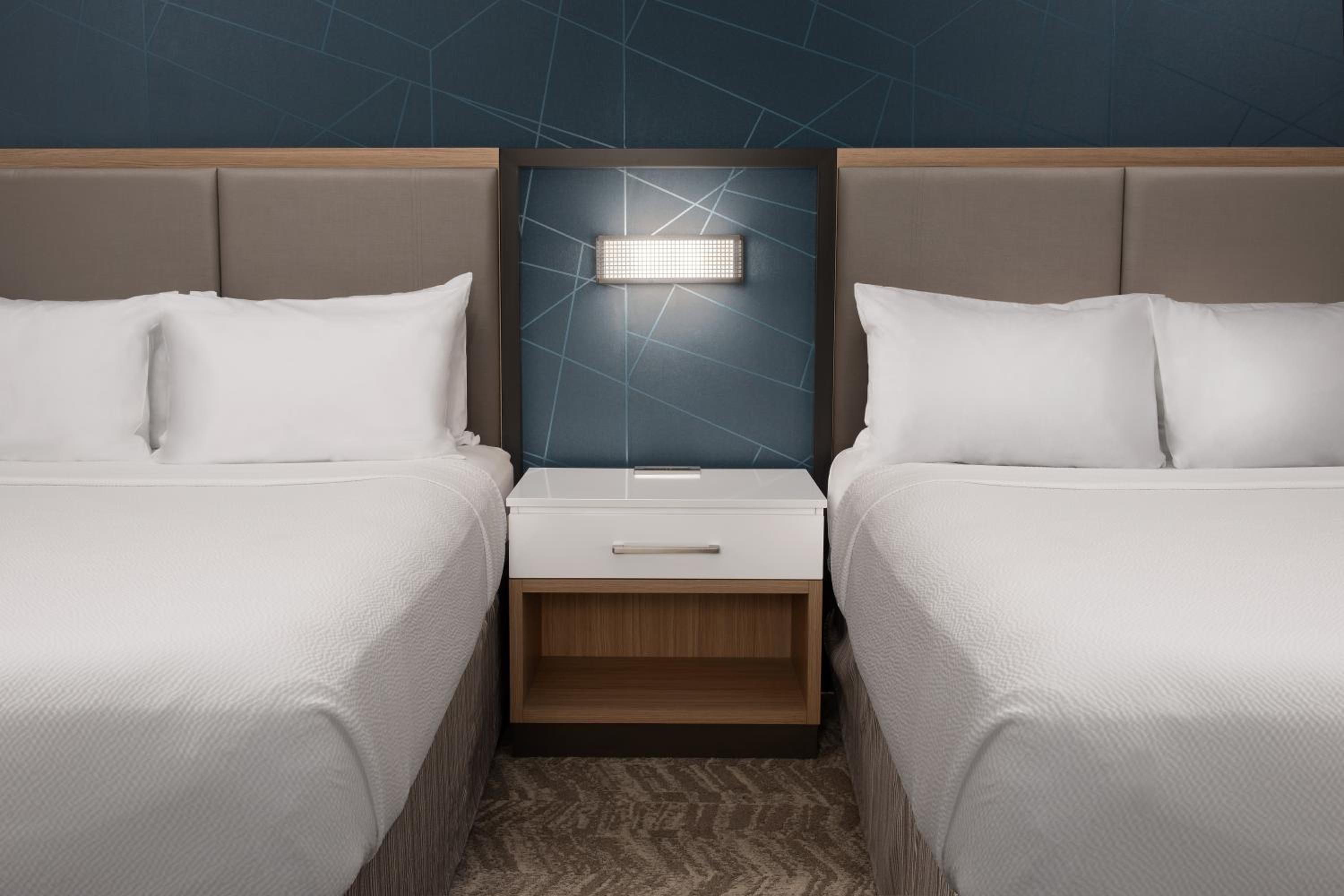 QQSTStudio Suite, 2 Queen, Trundle Bed - Photo 10