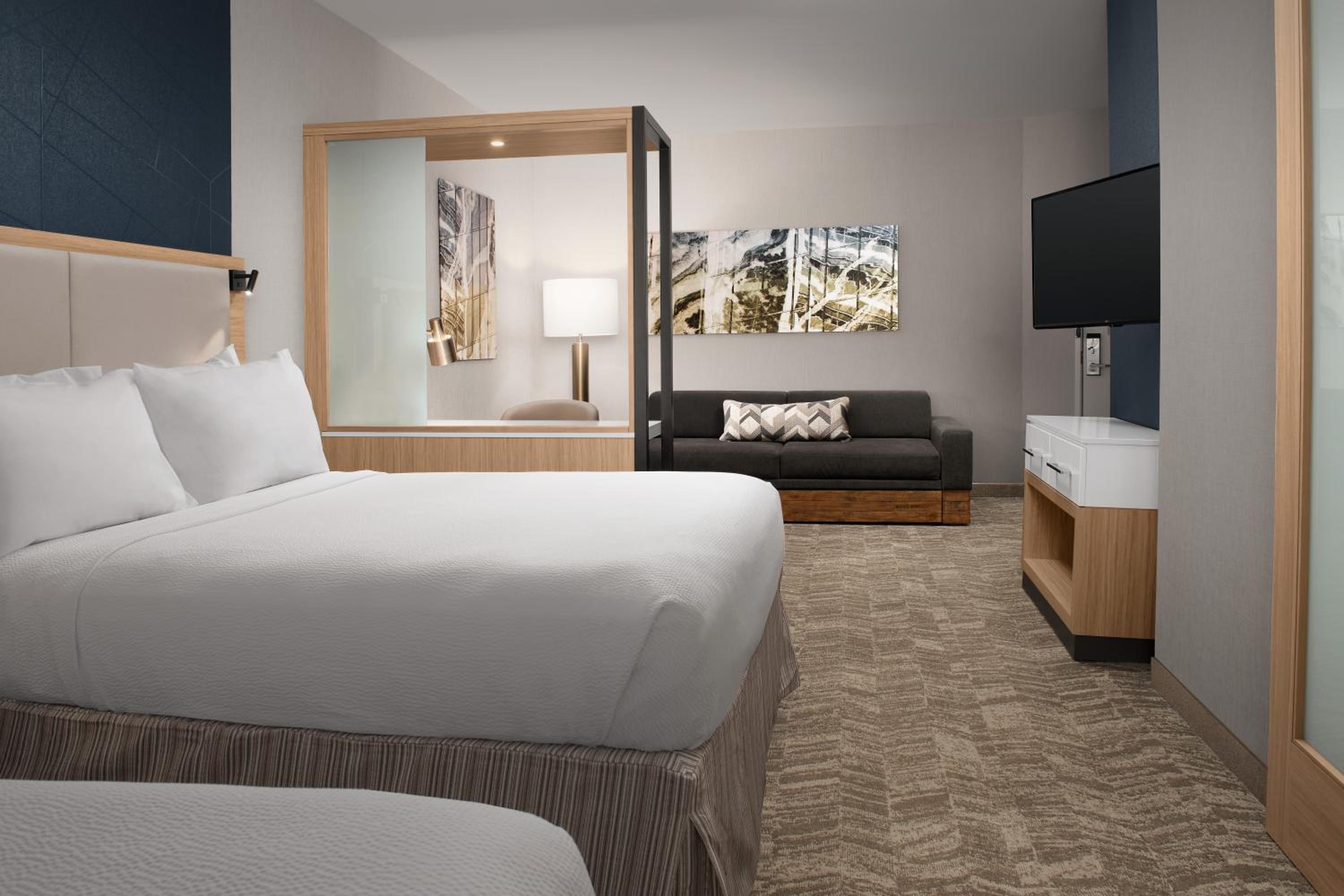 QQSTStudio Suite, 2 Queen, Trundle Bed - Photo 8