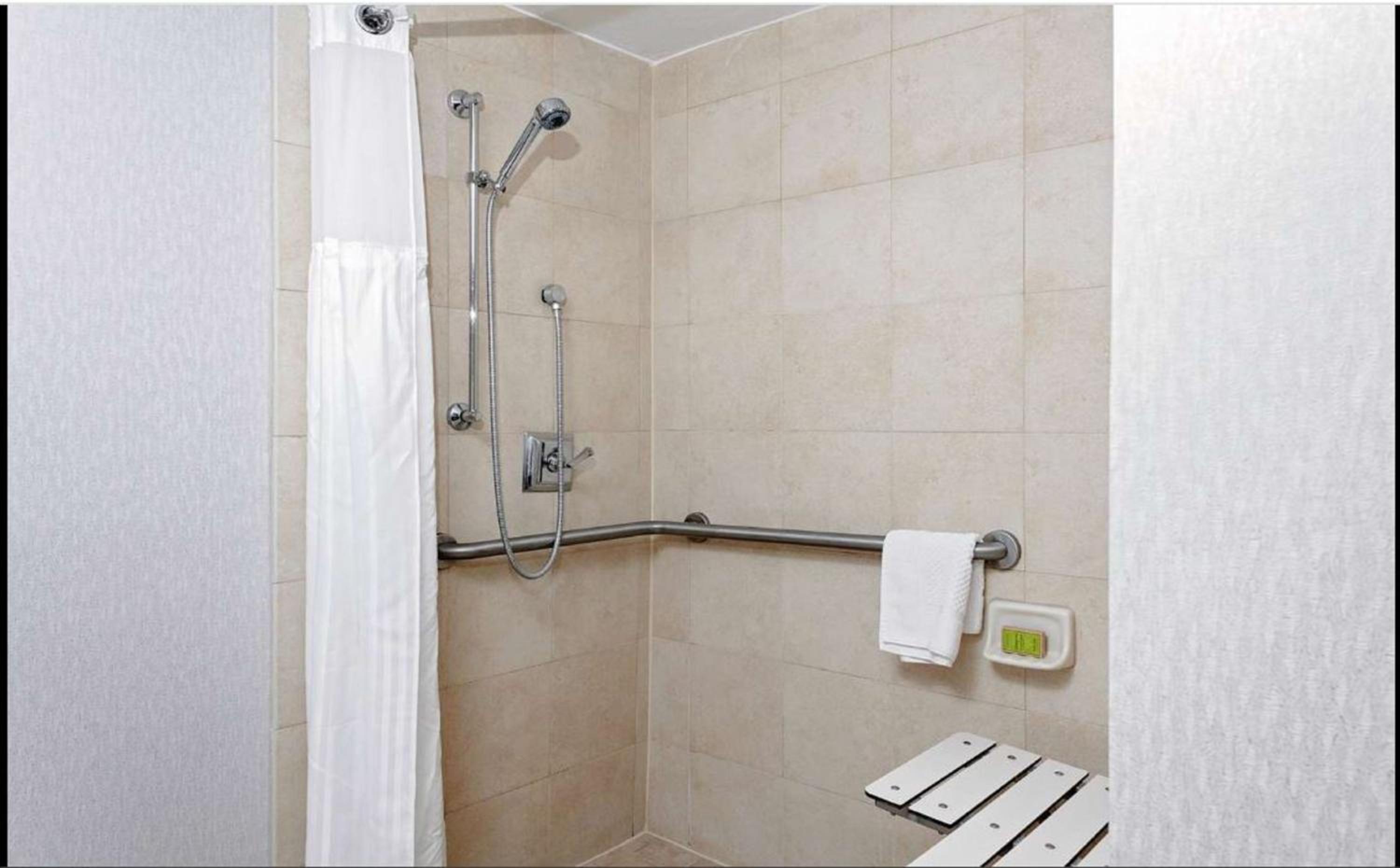 King Room Accessible Tub - Mobility Access/Non-Smoking - Photo 3