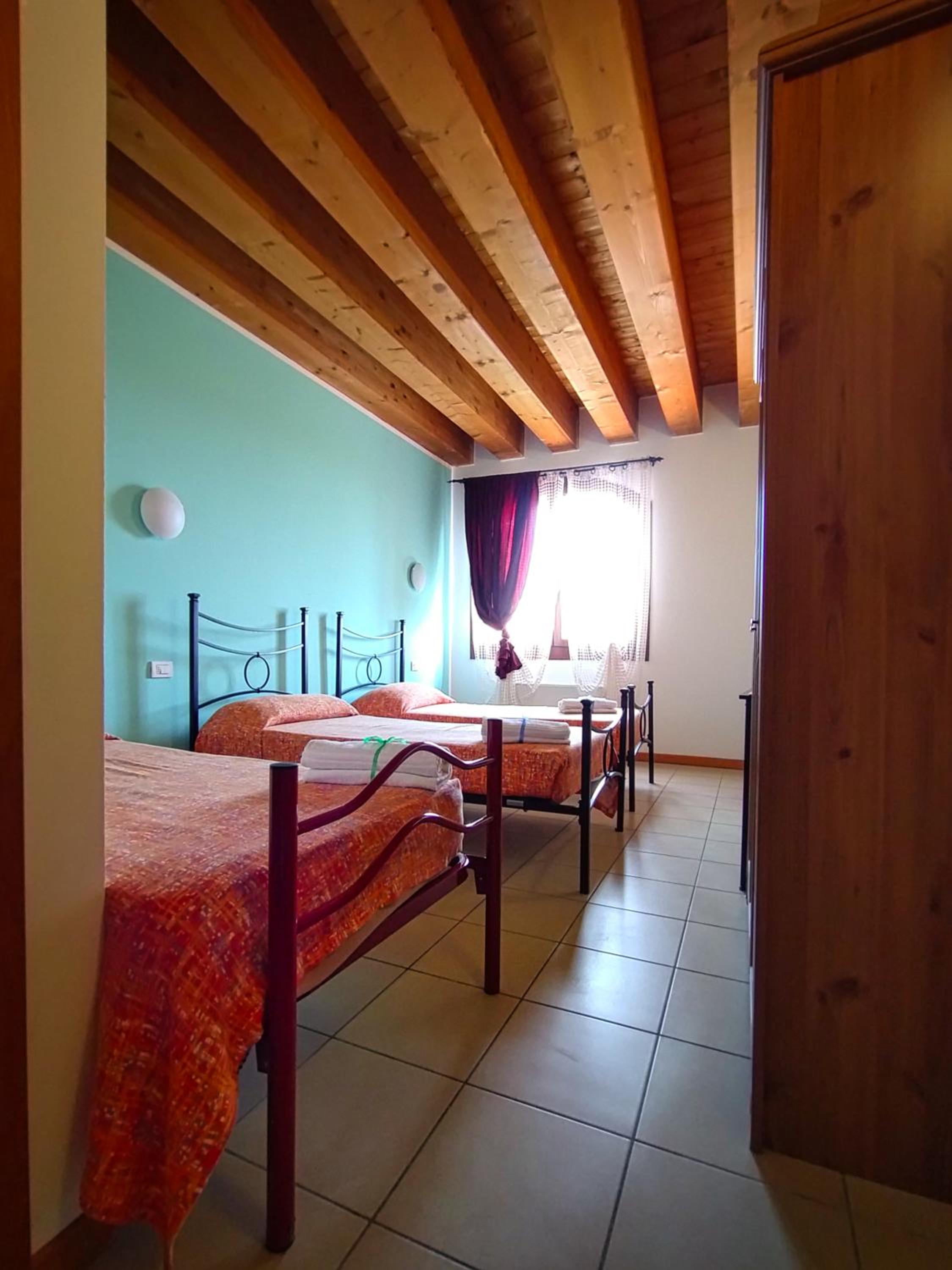 Triple Room with 3 Single Beds photo 2