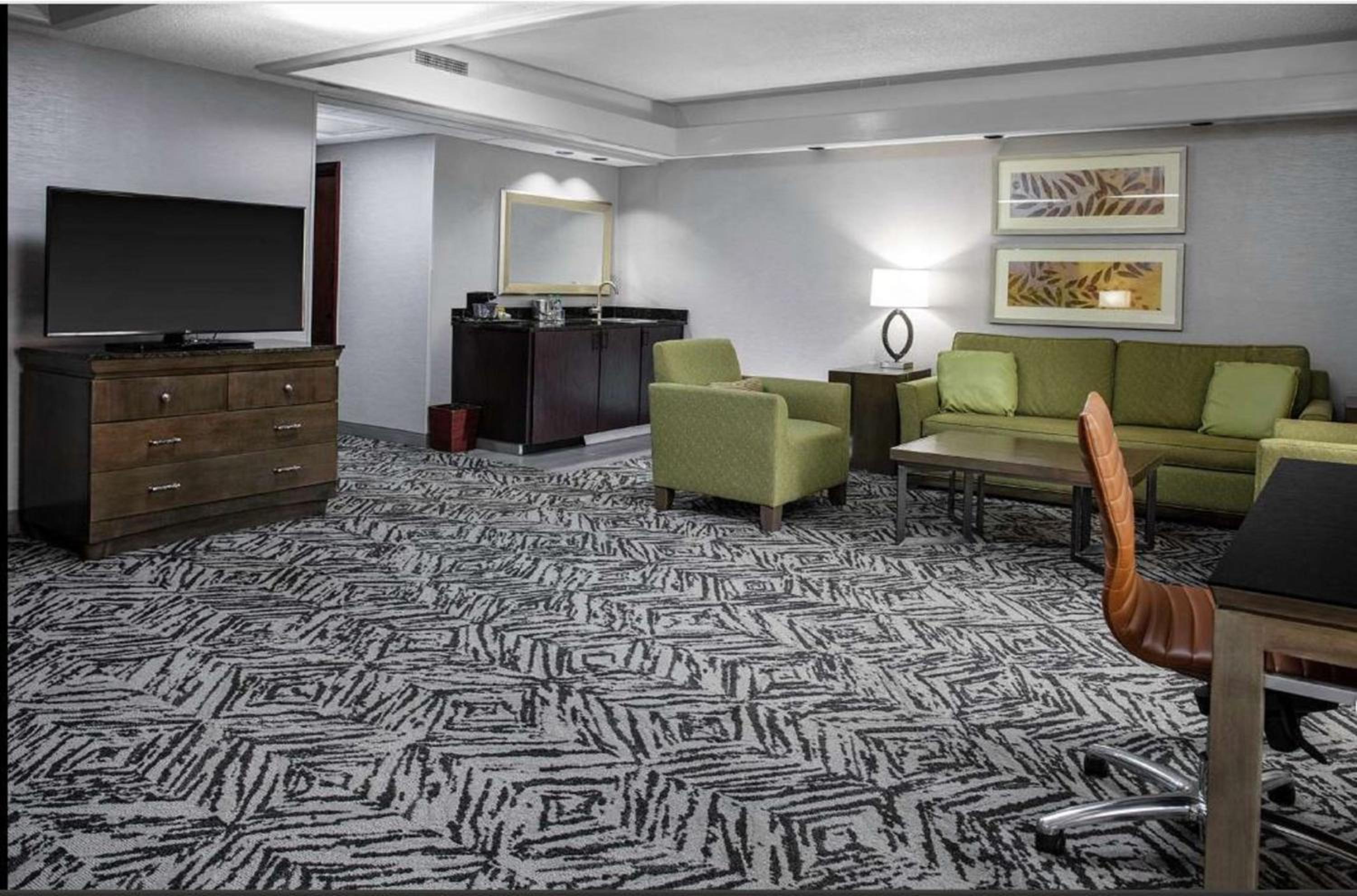 Non-Smoking Larger King Room - Photo 2