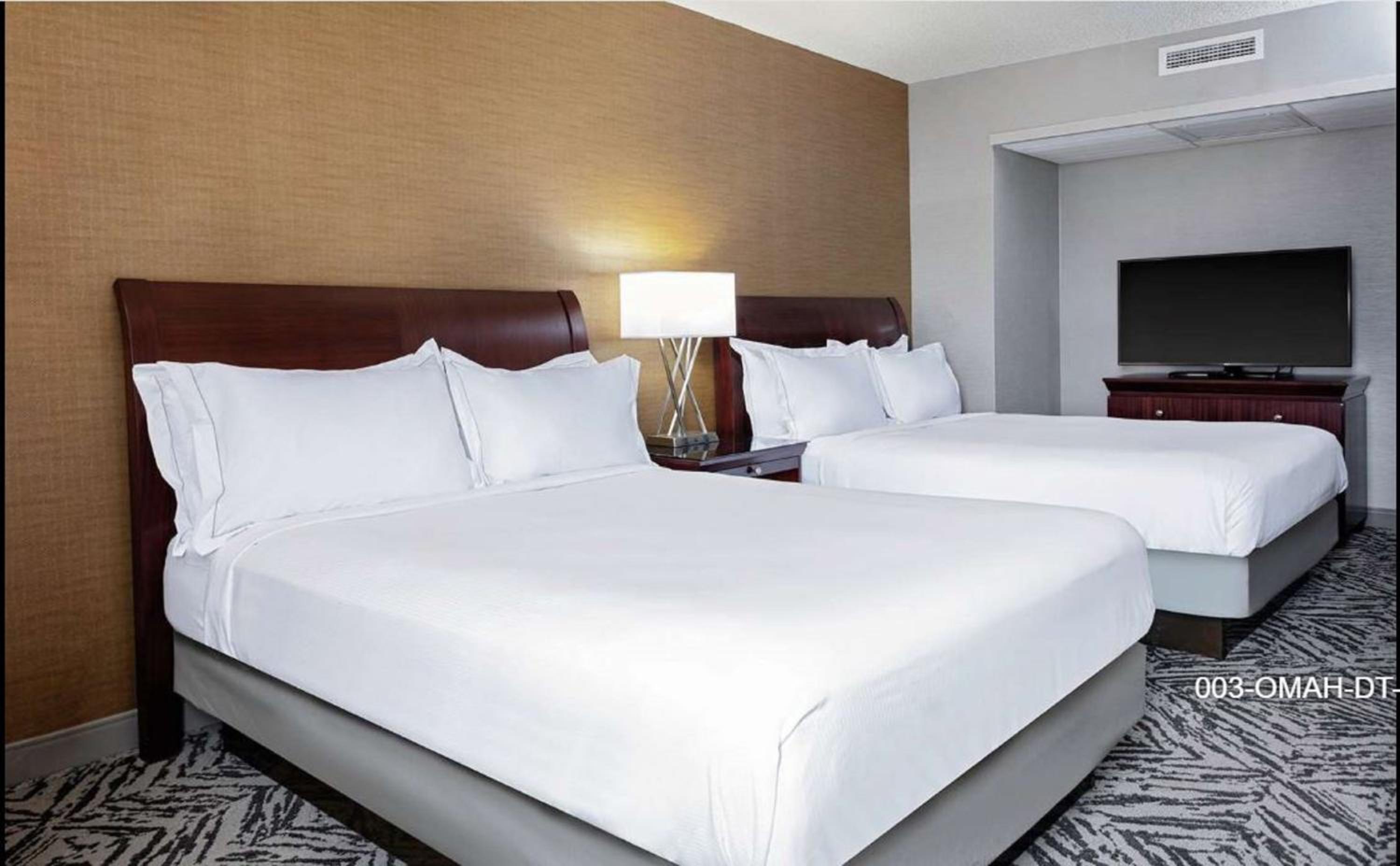 Queen Room with Two Queen Beds and Bath Tub - Mobility Accessible/Non-Smoking - Photo 4