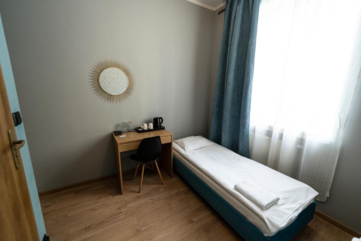 Twin Room with Private Bathroom photo 2