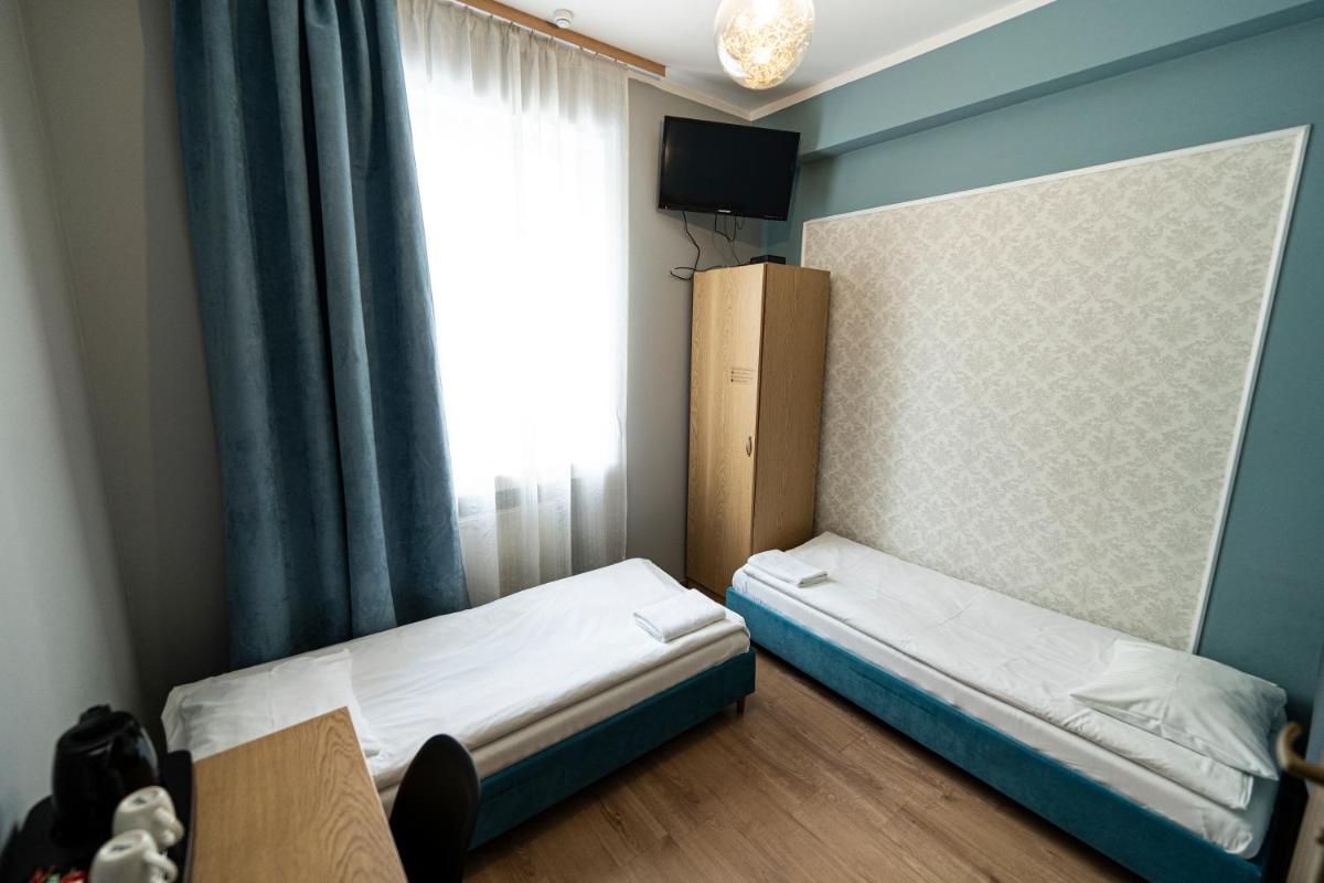 Twin Room with Private Bathroom photo 3