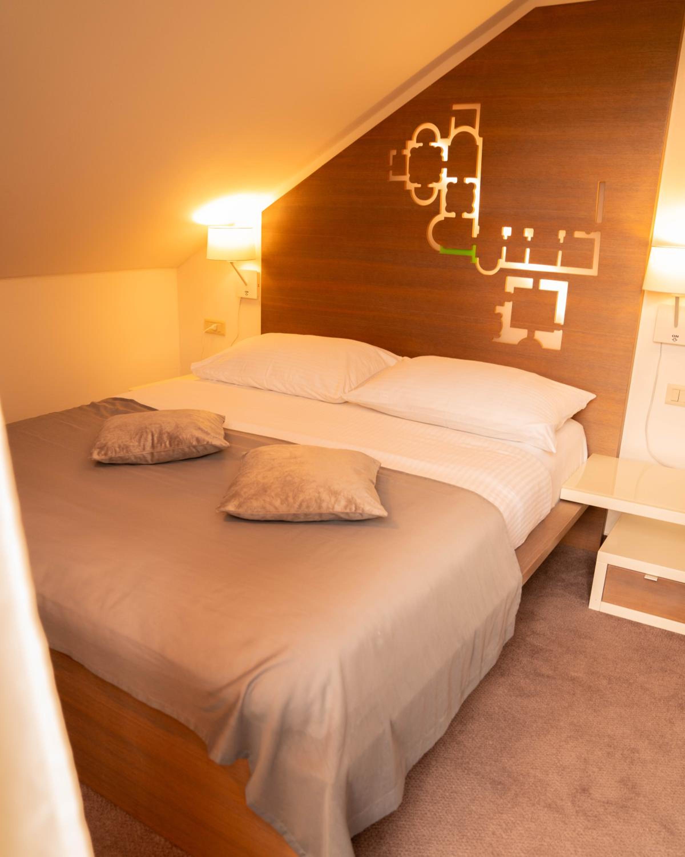 Queen Room with Balcony - Photo 17