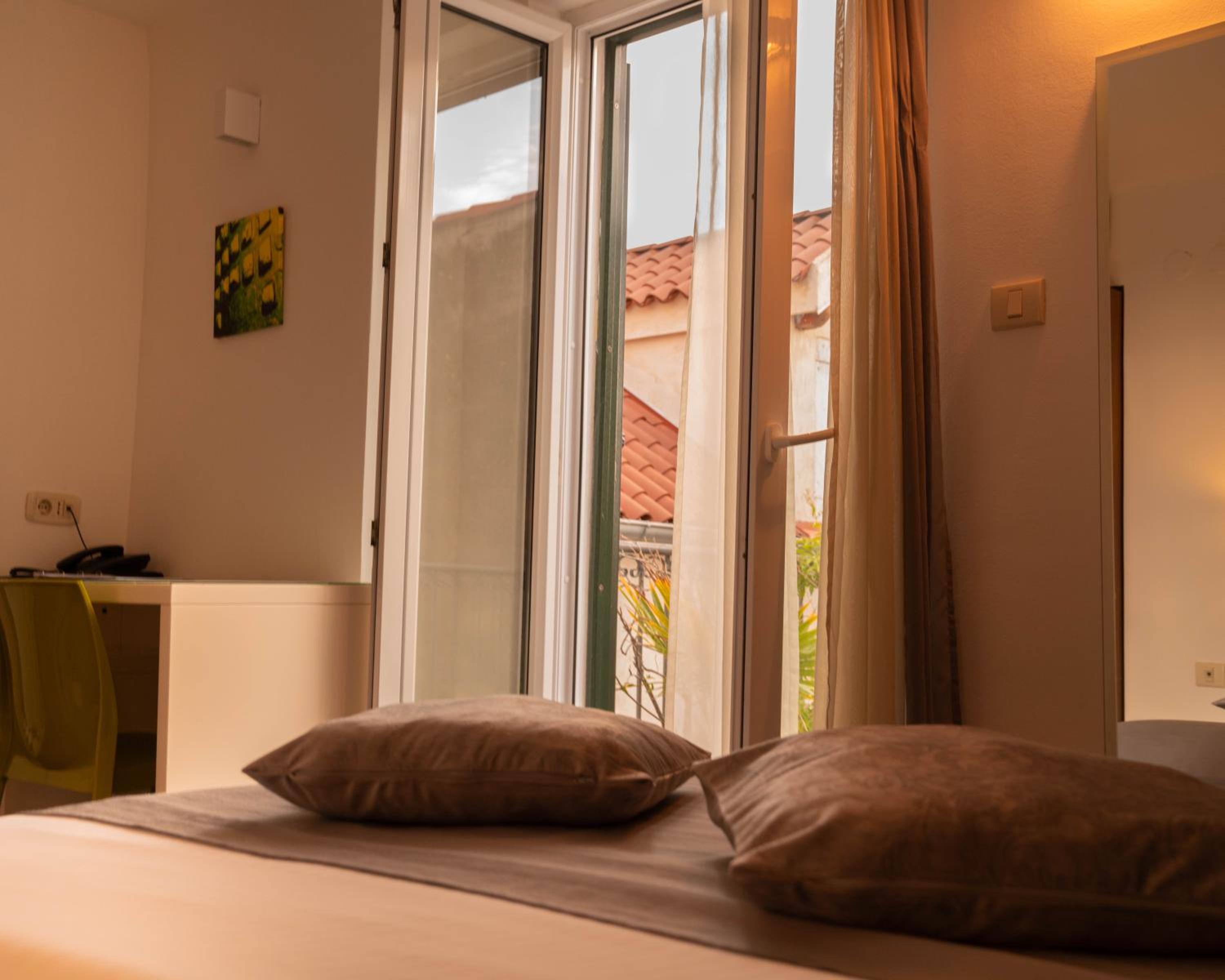 Queen Room with Balcony - Photo 20