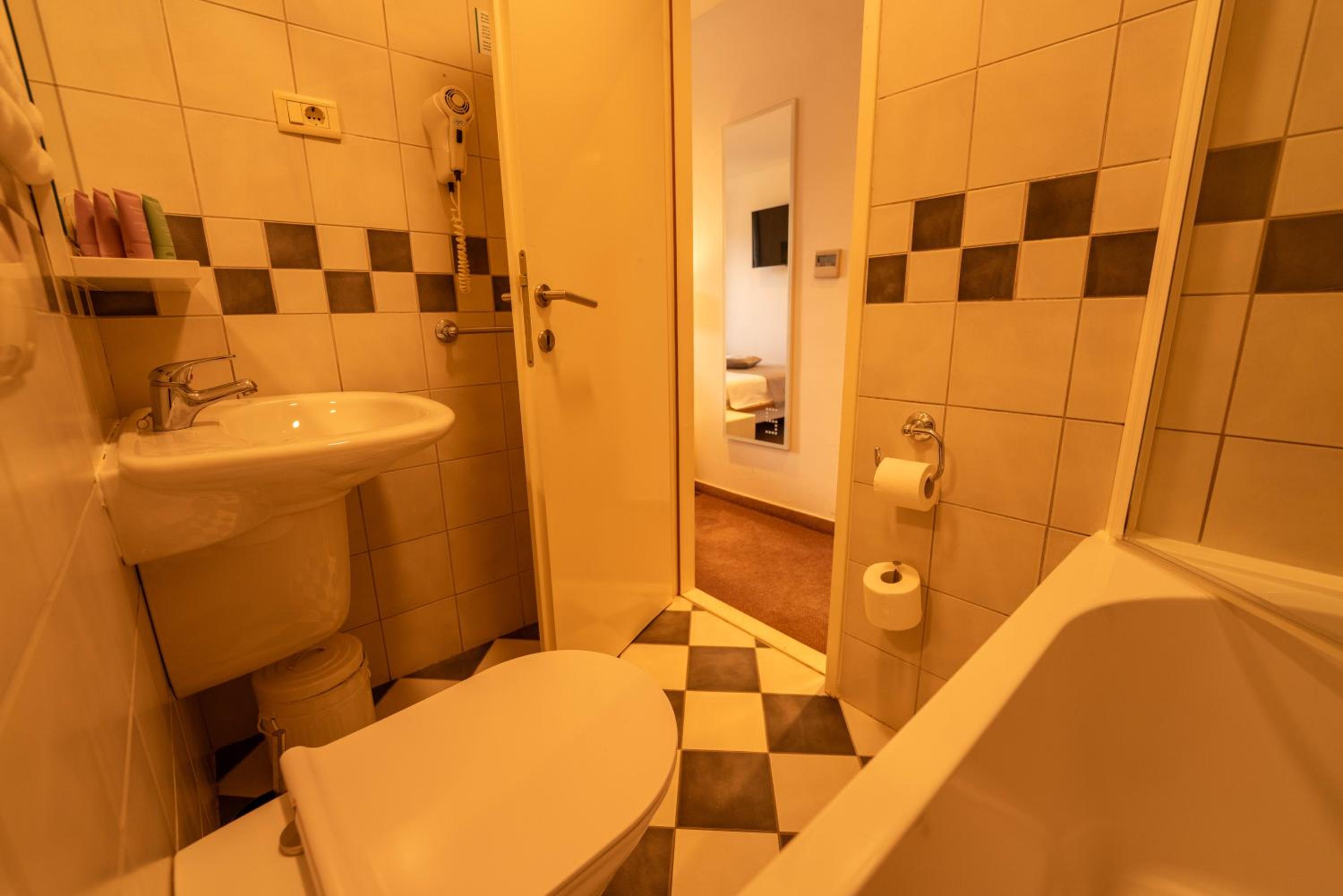 Suite with Terrace - Photo 25