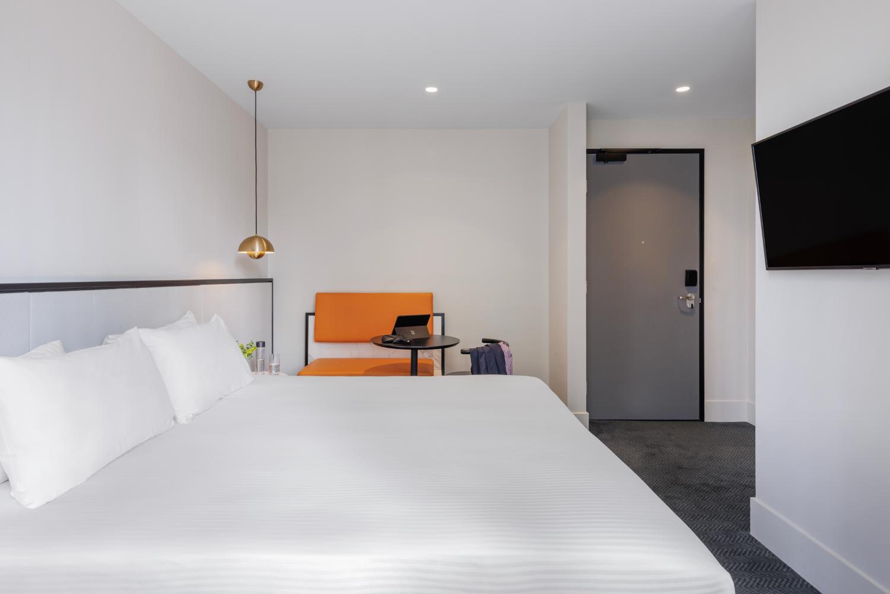 King Room with Balcony - Photo 3