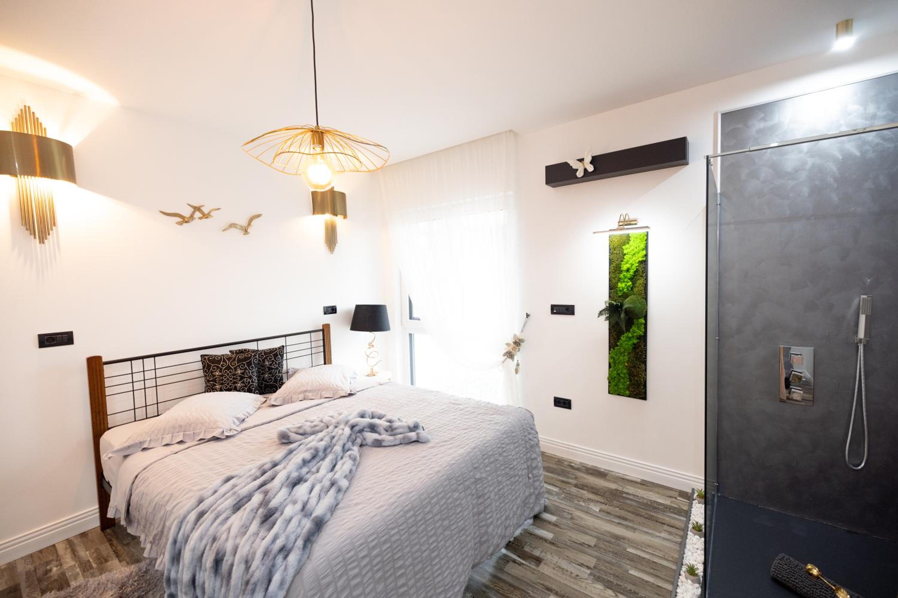 Apartment with Shower