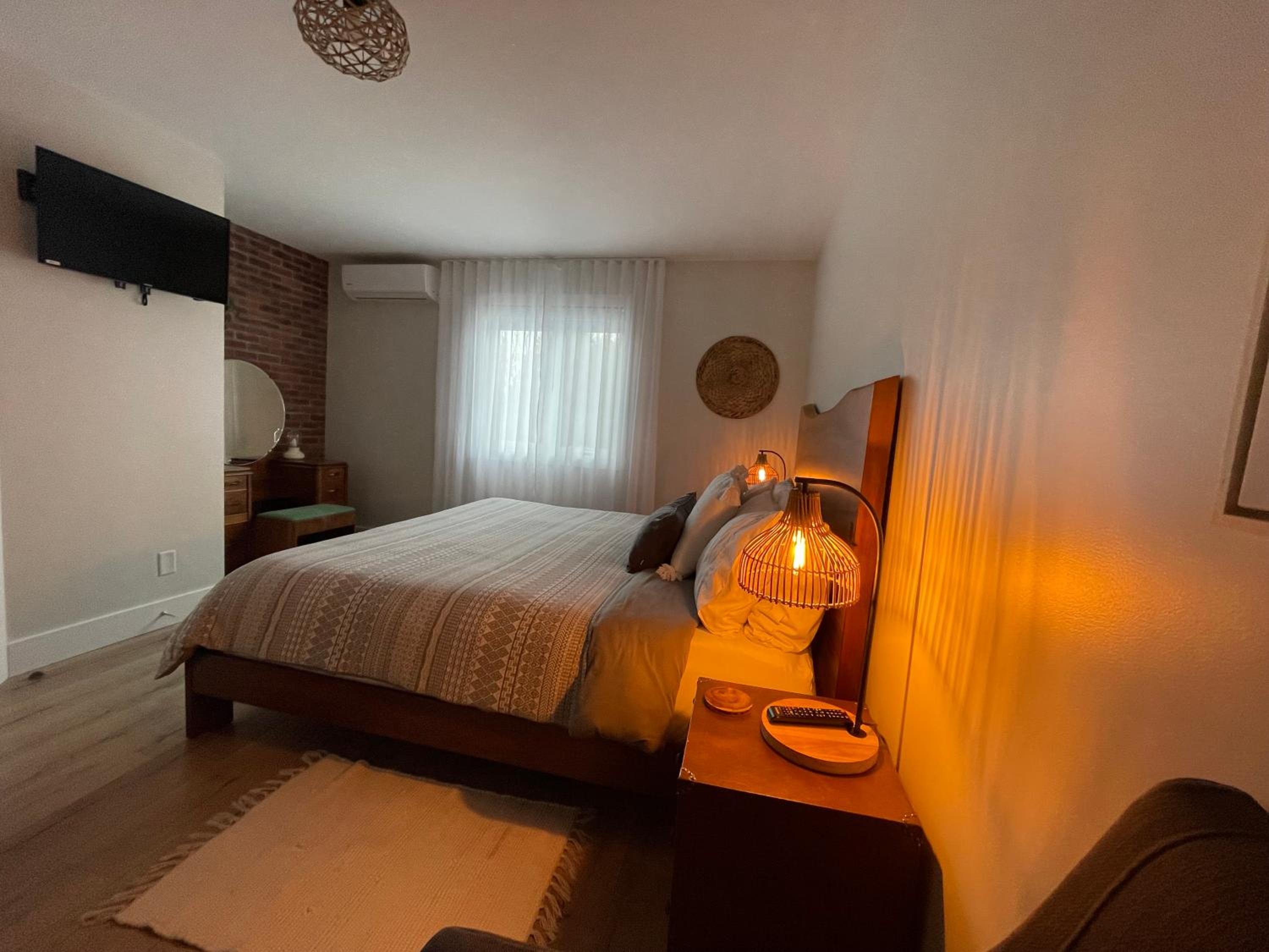Deluxe King Room - Photo 3