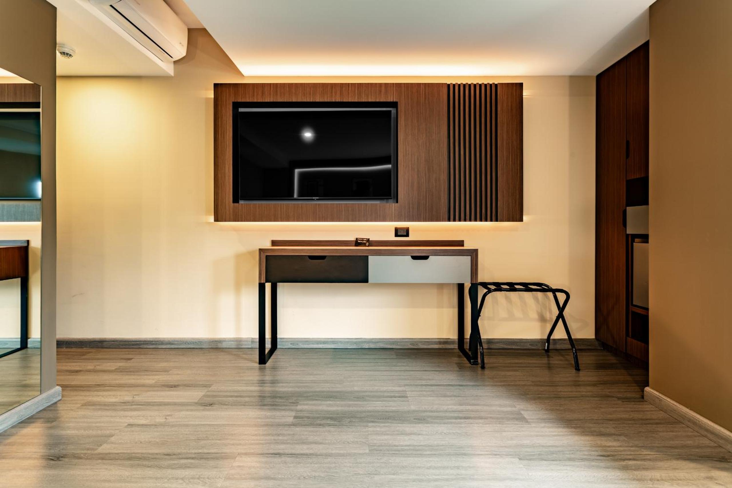 Deluxe King Room - Photo 1