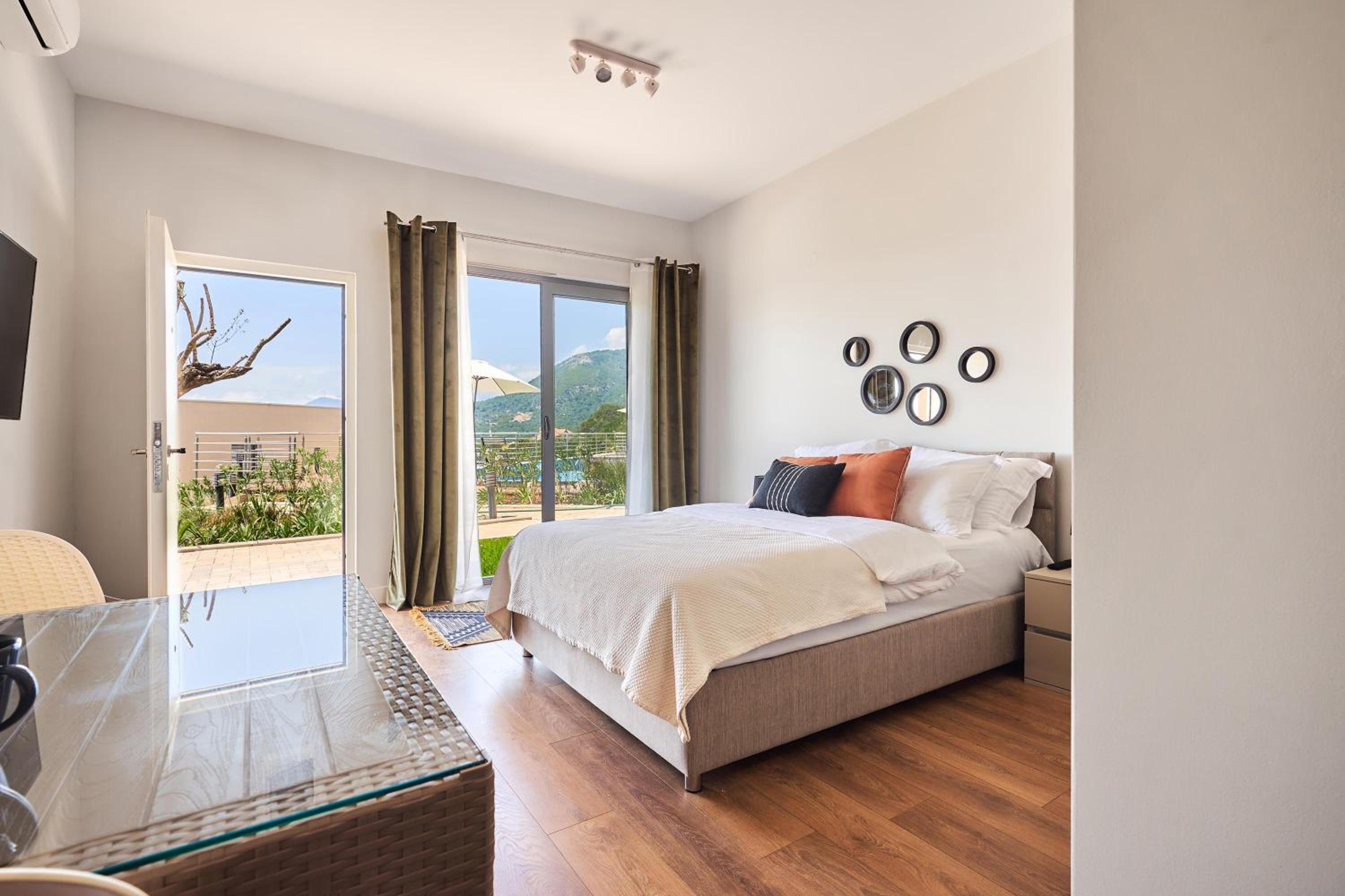 Apartment with Garden View