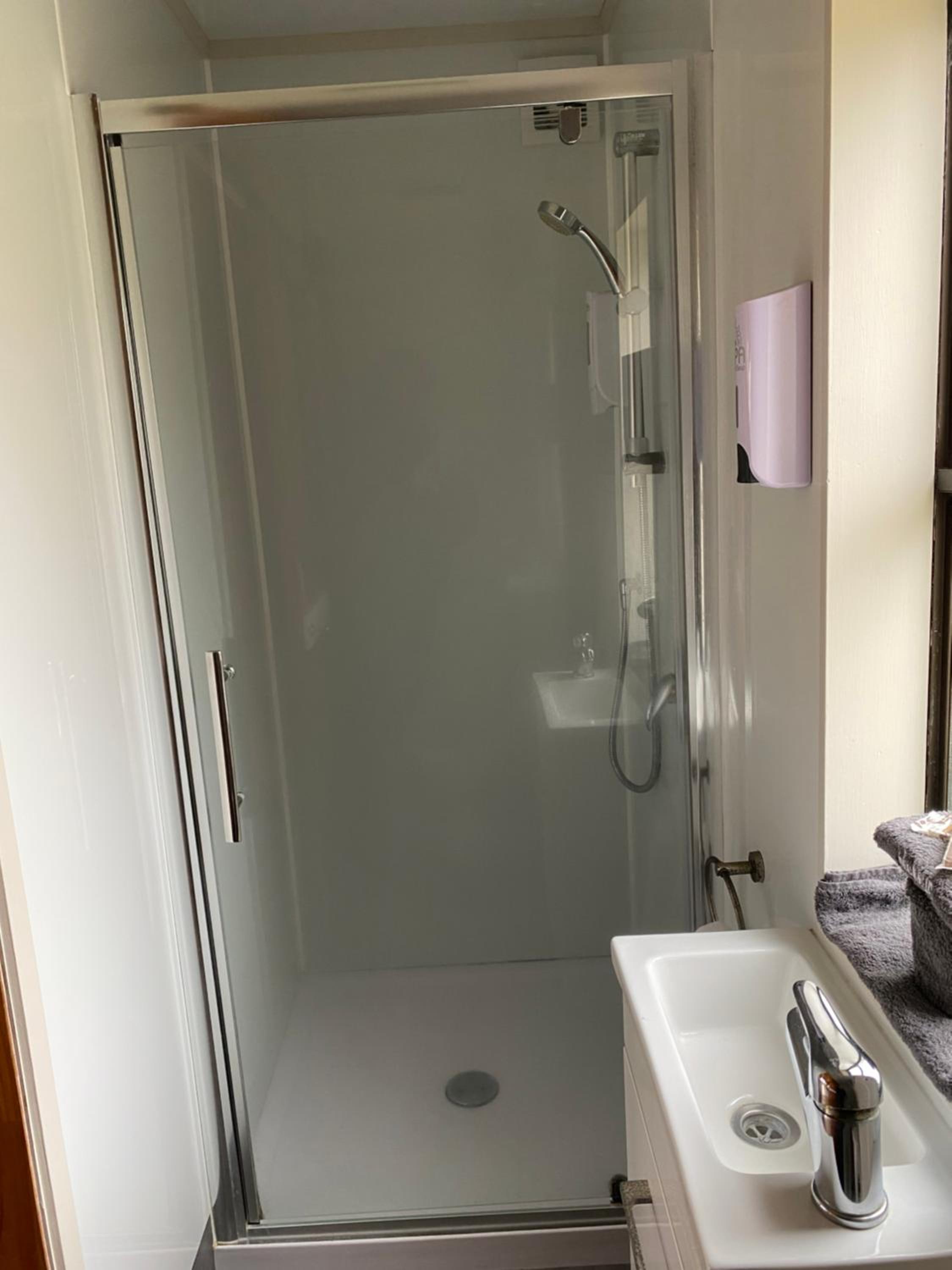 Log Cabin with Private Ensuite Bathroom and Kitchenette thumbnail 5
