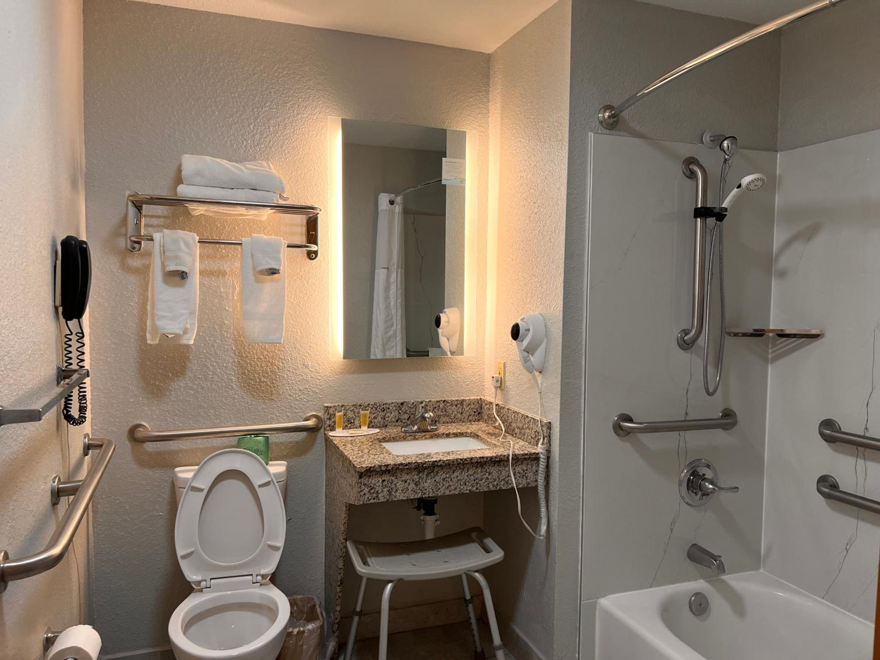 Queen Room with Two Queen Beds - Mobility Access/Non-Smoking - Photo 9