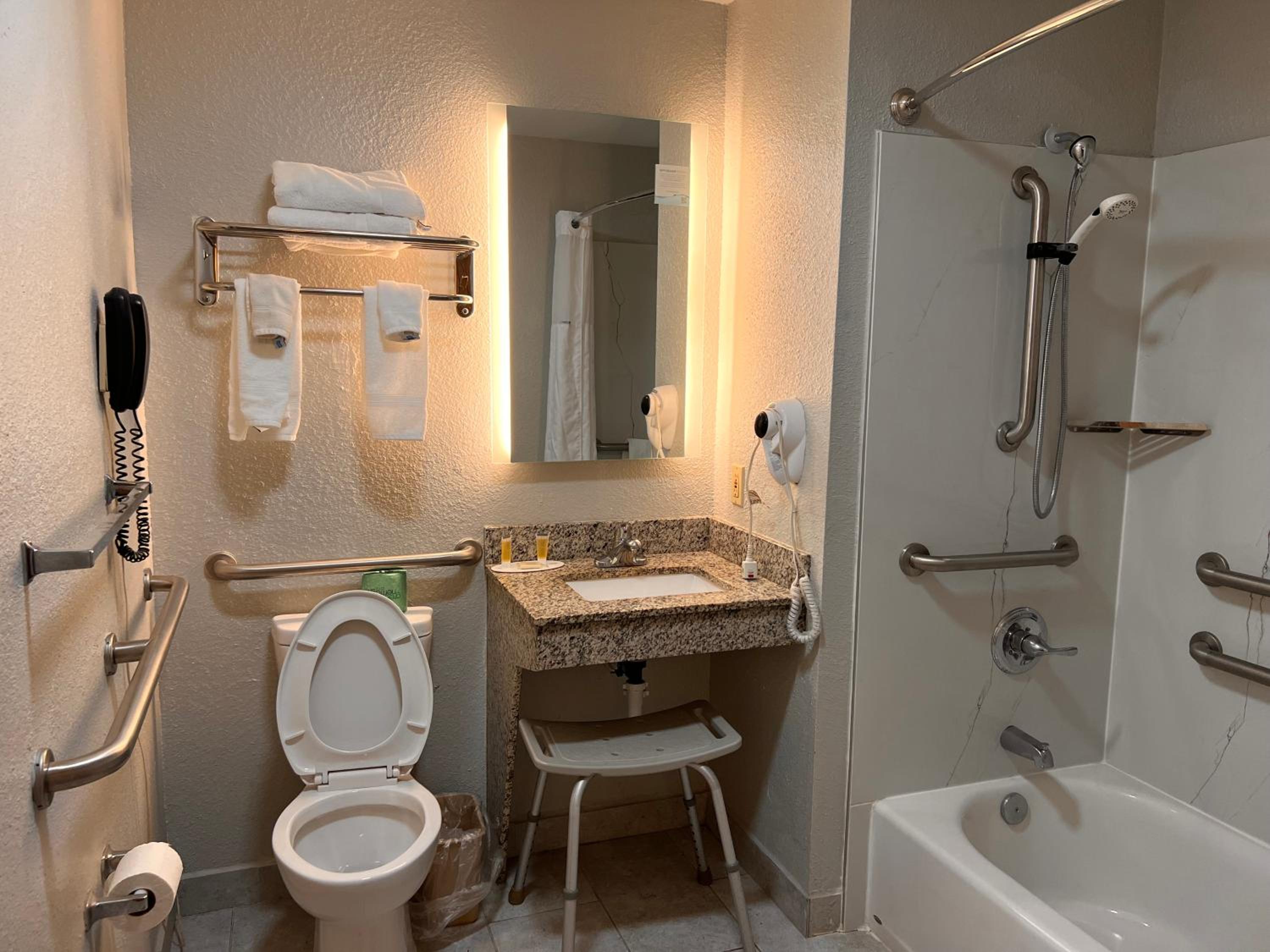 Queen Room with Two Queen Beds - Mobility Access/Non-Smoking - Photo 10