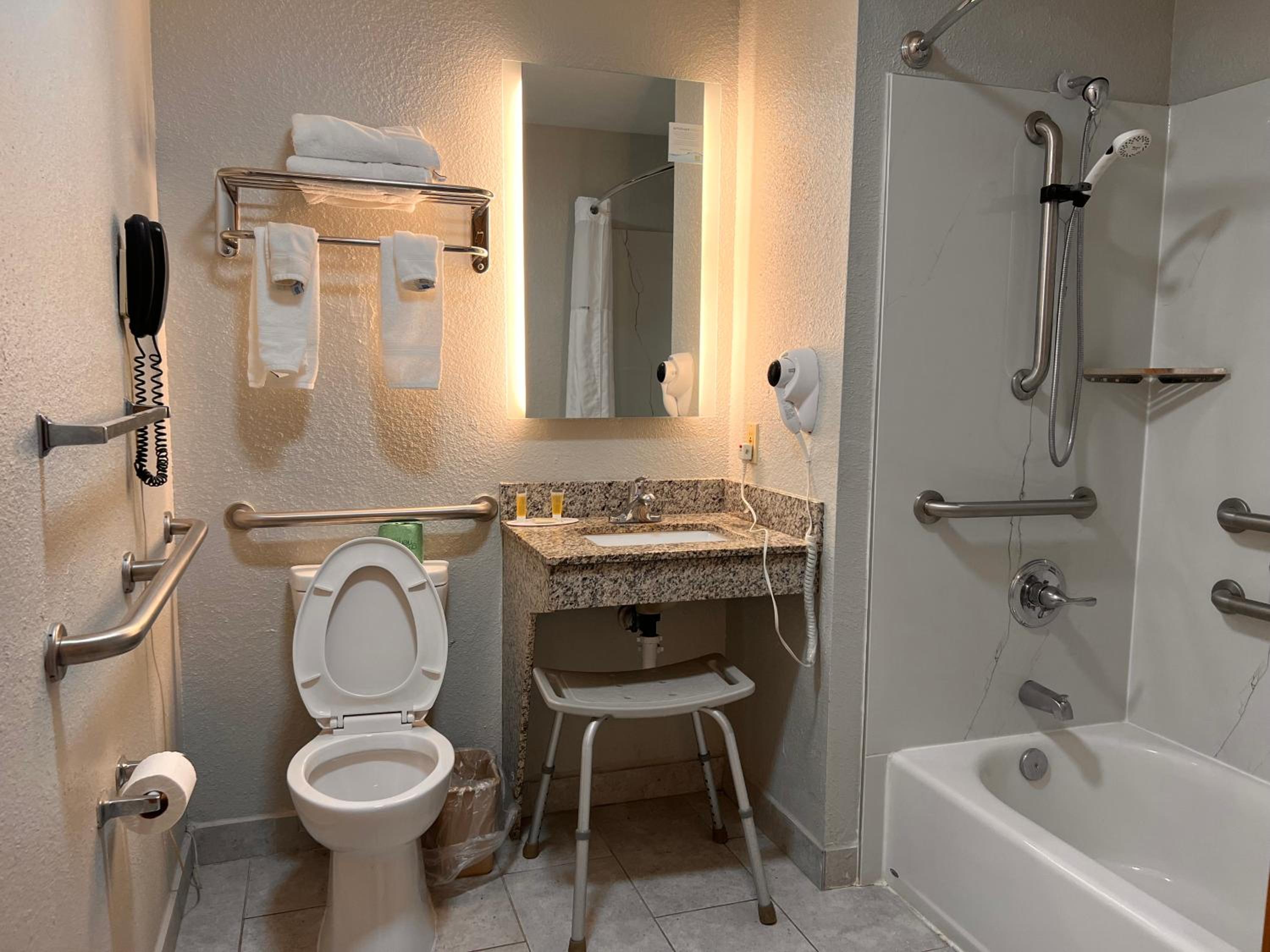 Queen Room with Two Queen Beds - Mobility Access/Non-Smoking - Photo 11