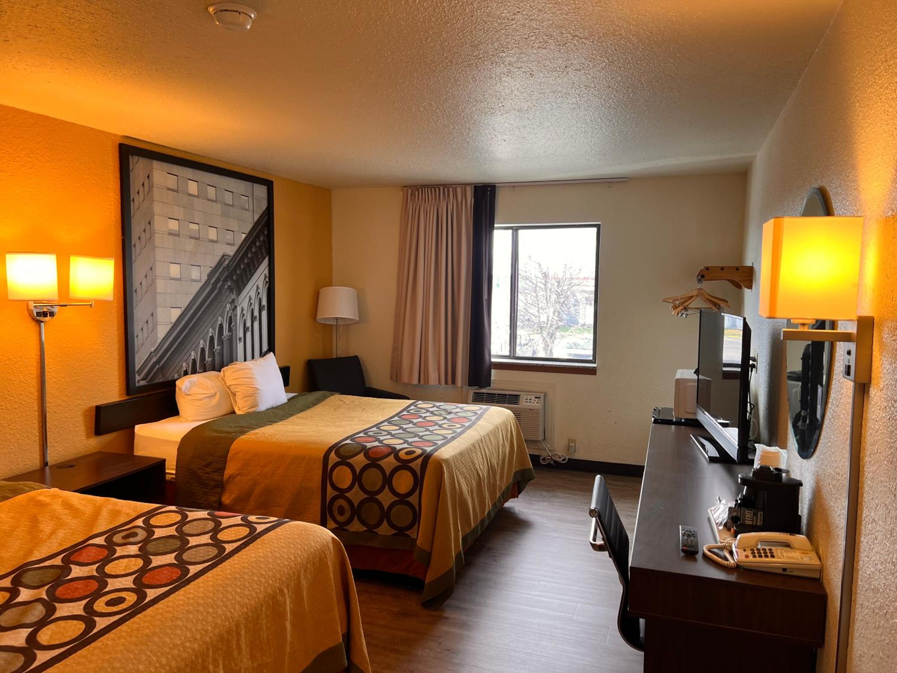 Queen Room with Two Queen Beds - Non-Smoking - Photo 7