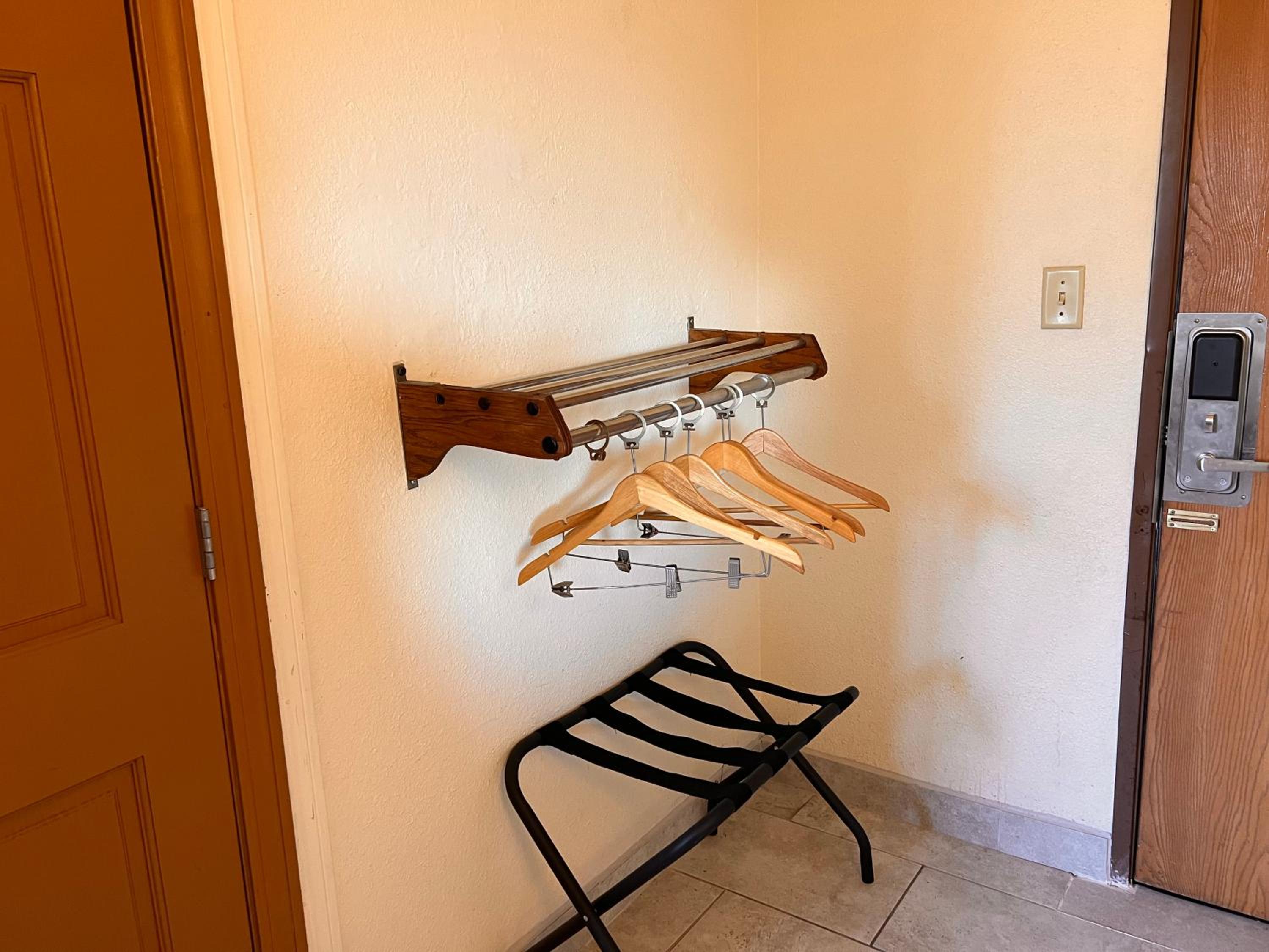 Queen Room with Two Queen Beds - Mobility Access/Non-Smoking - Photo 2