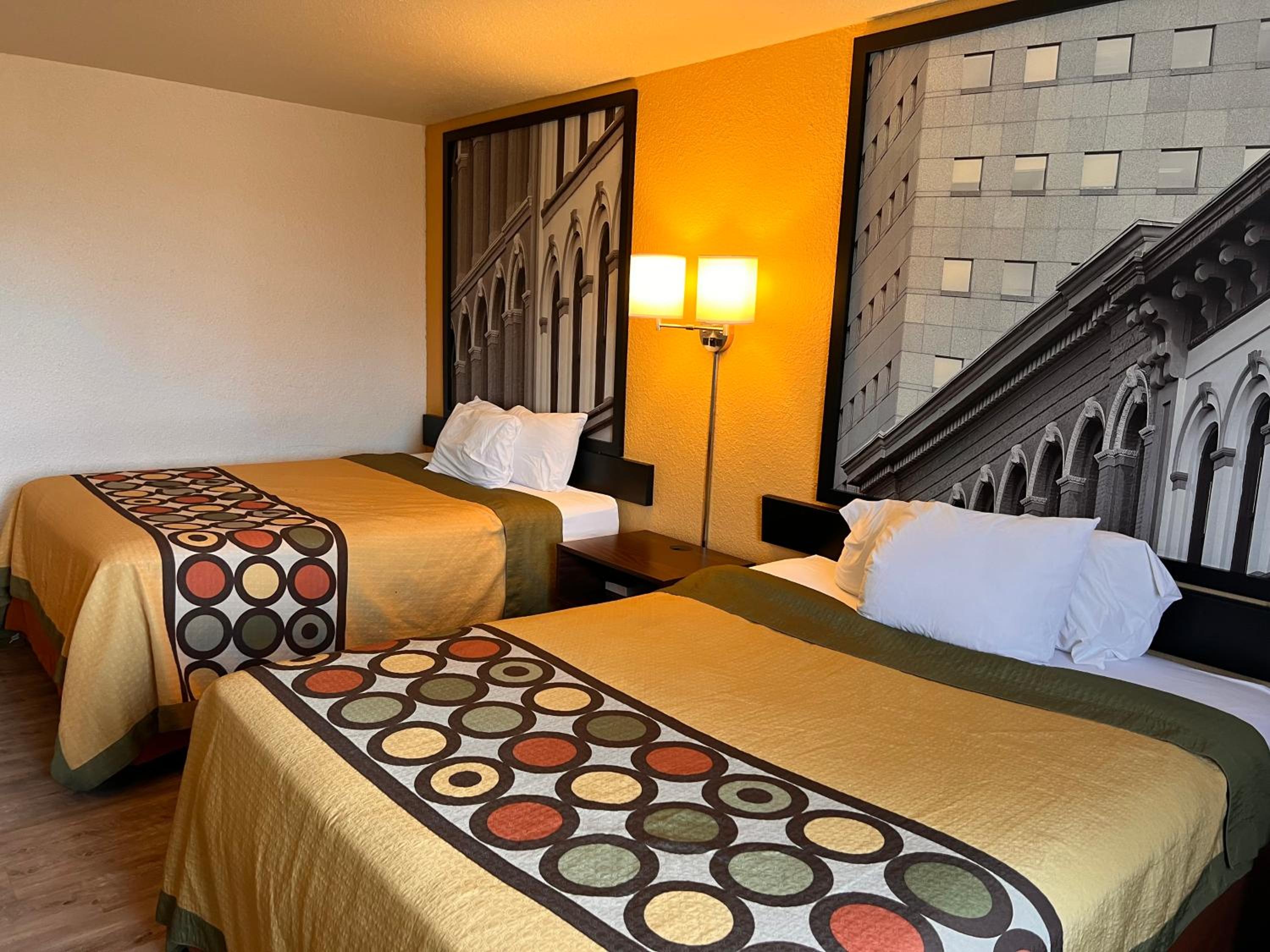 Queen Room with Two Queen Beds - Non-Smoking - Photo 11