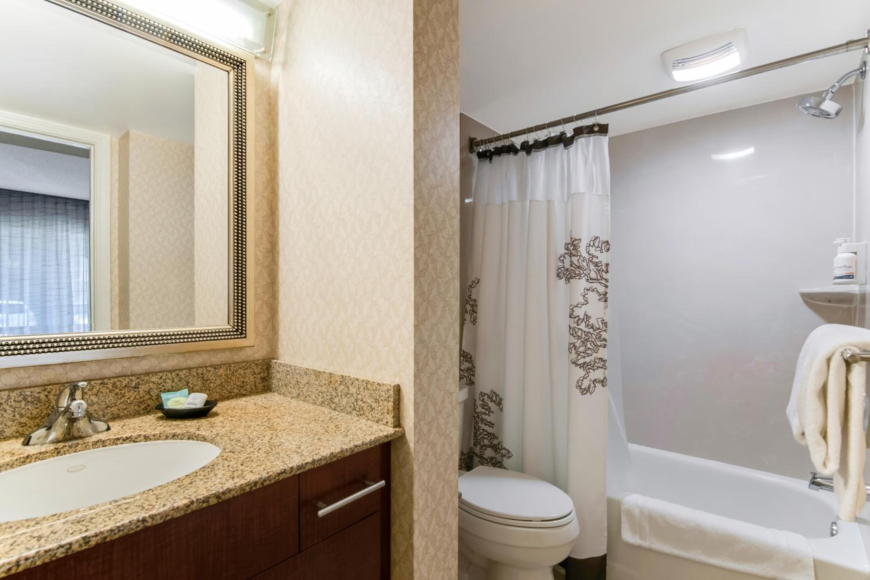 One Bedroom Queen Suite photo 2