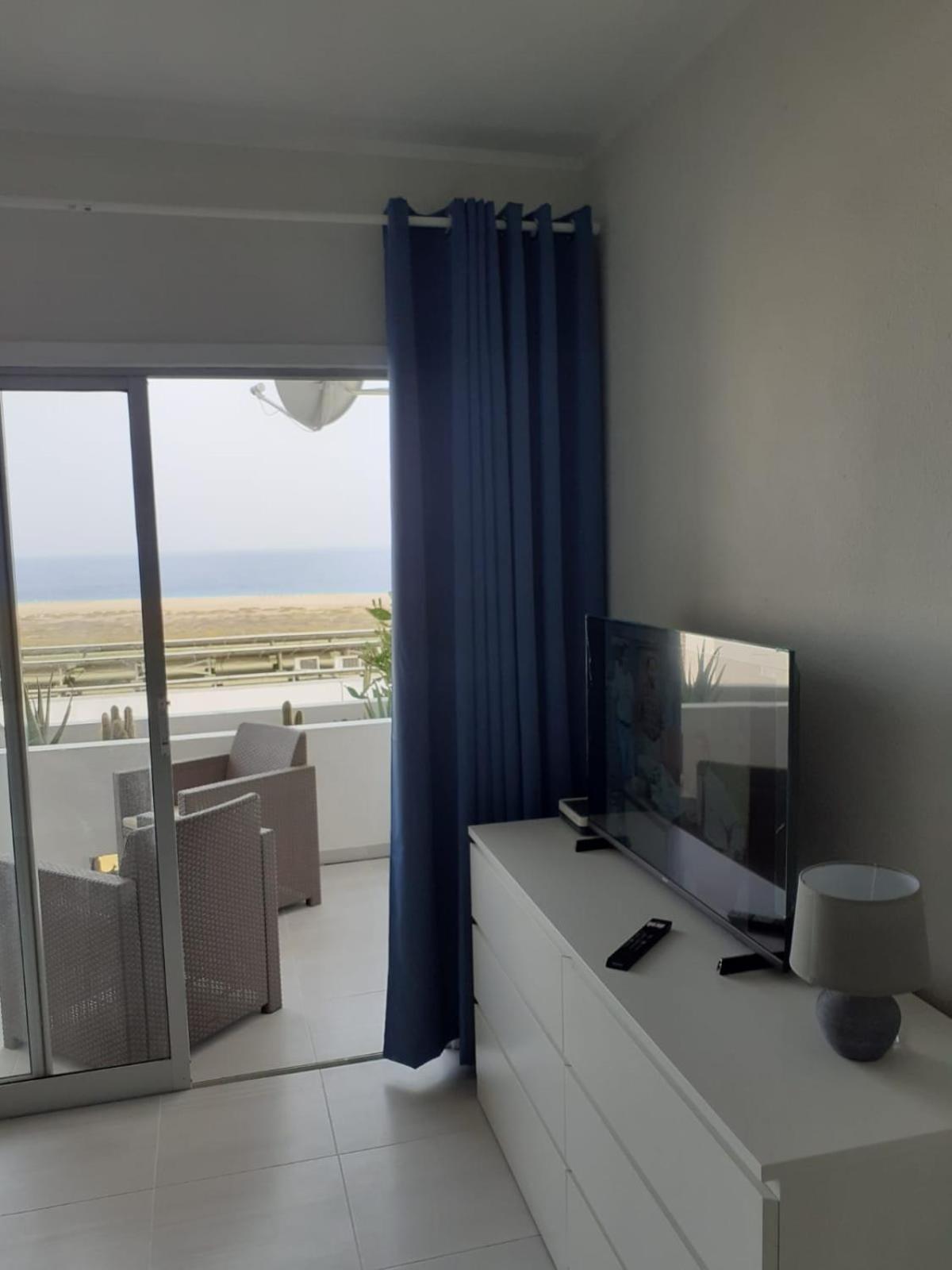 Estudio con vista al mar