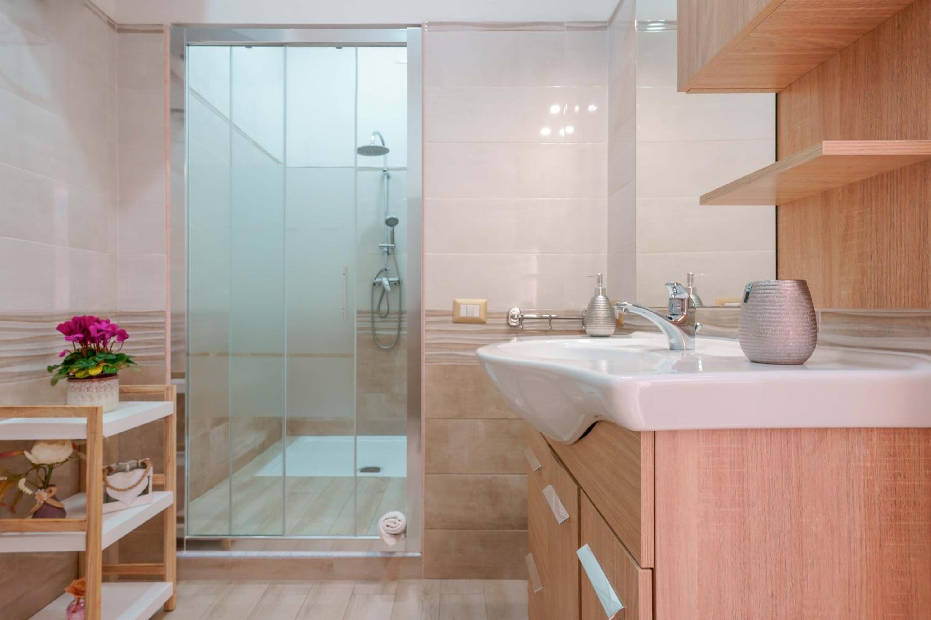 Quadruple Room with Private Bathroom - Photo 3