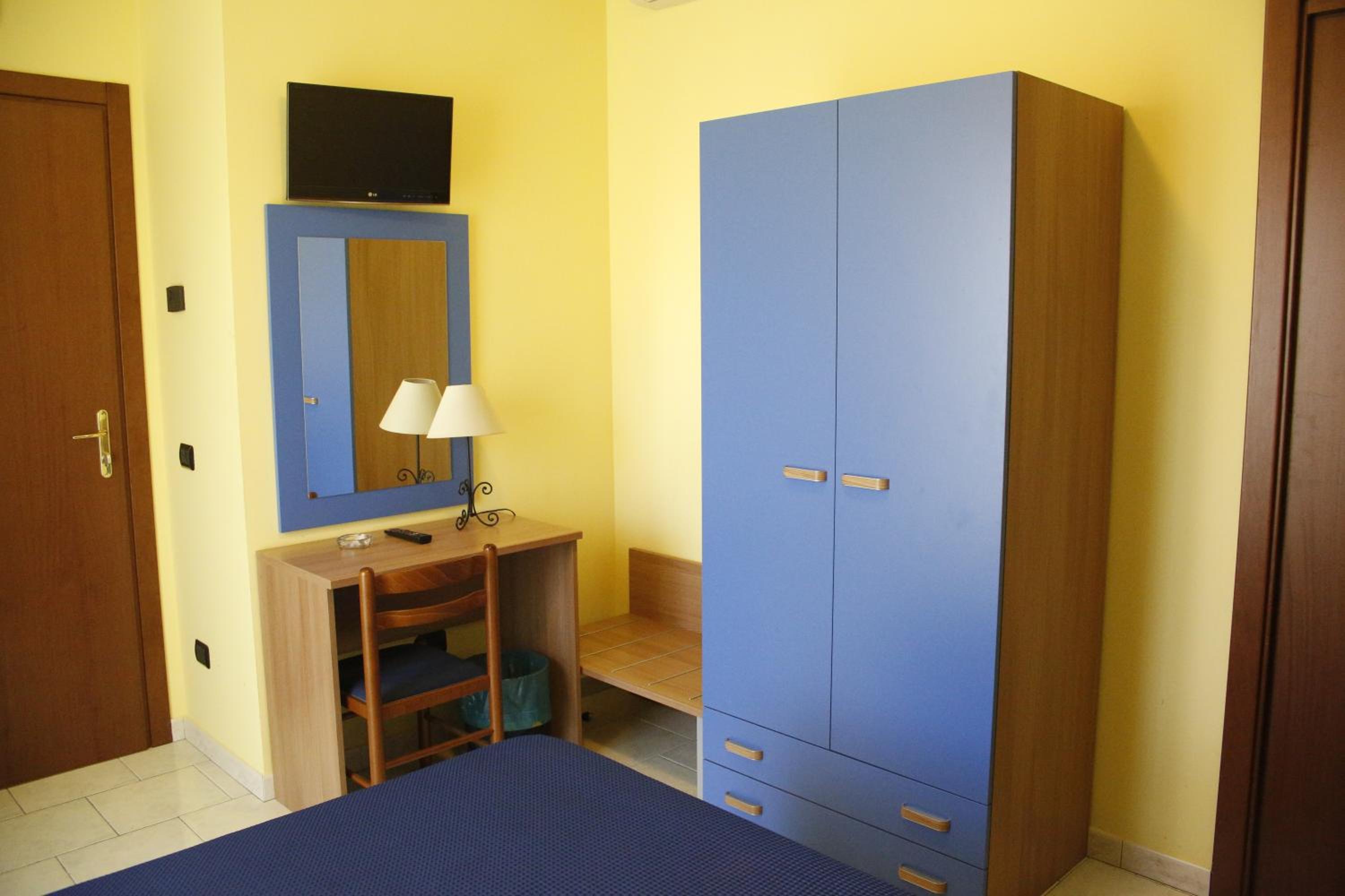 Economy Double Room photo 2