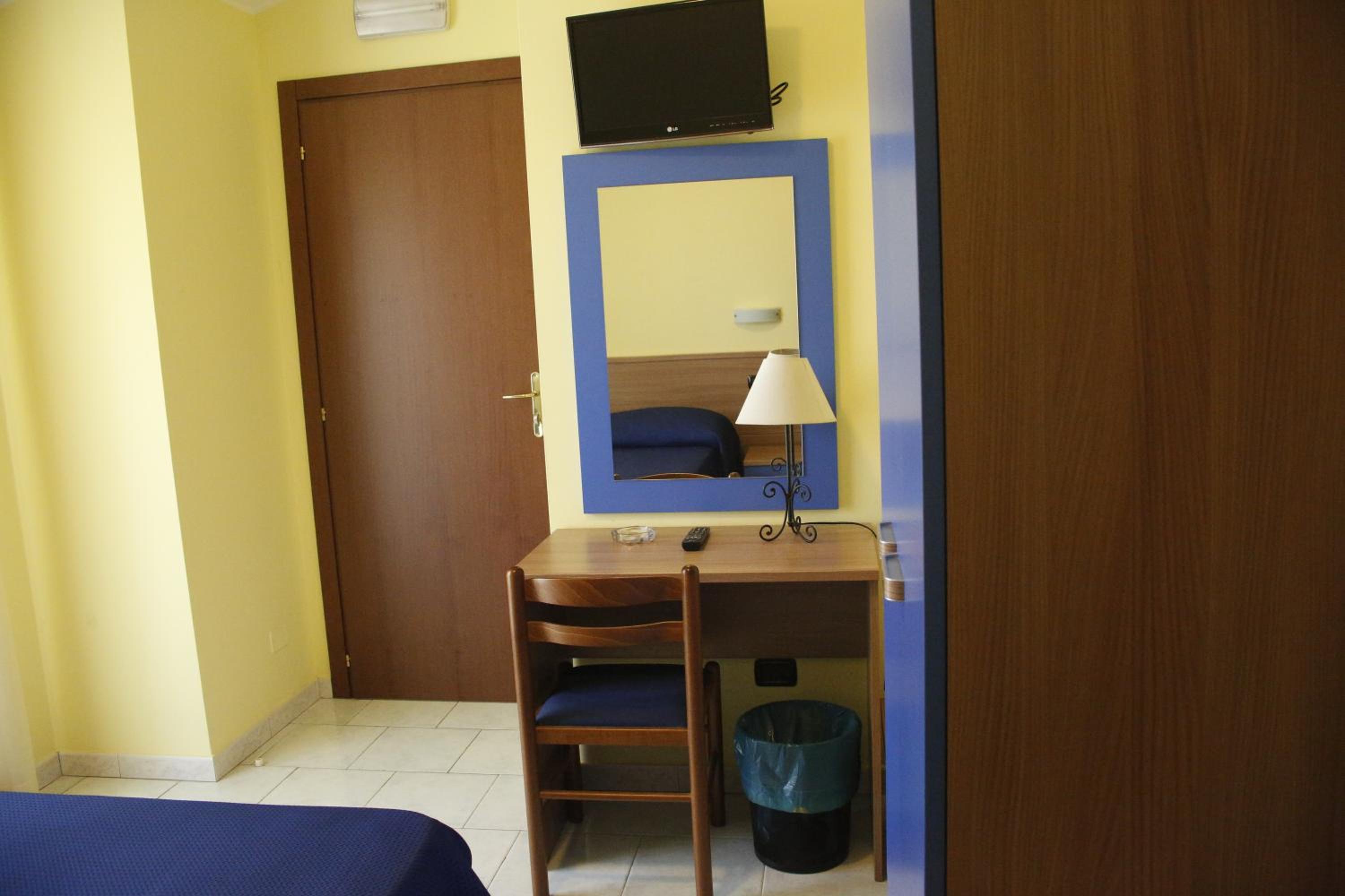 Economy Double Room photo 3
