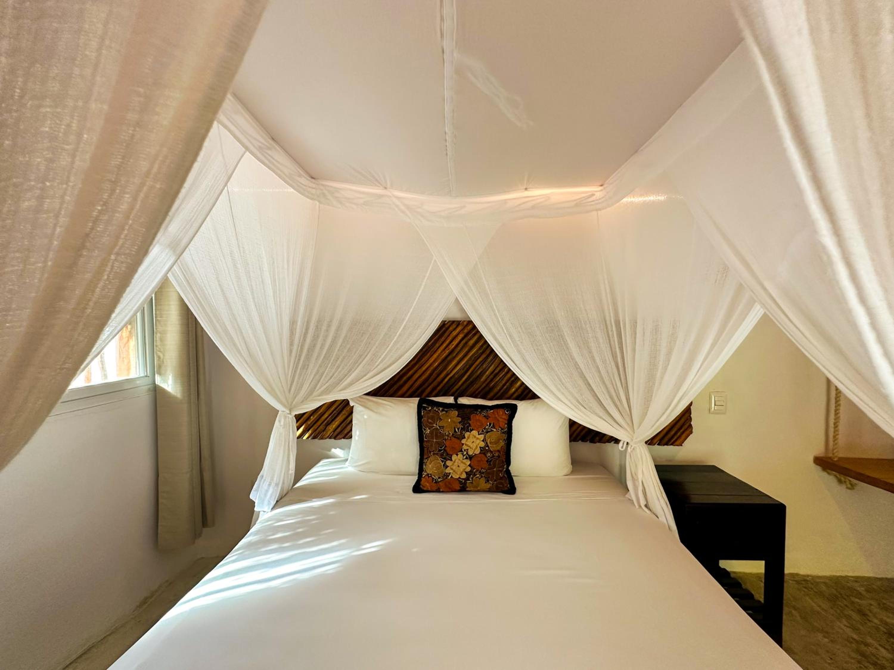 Standard Queen Room - Photo 7