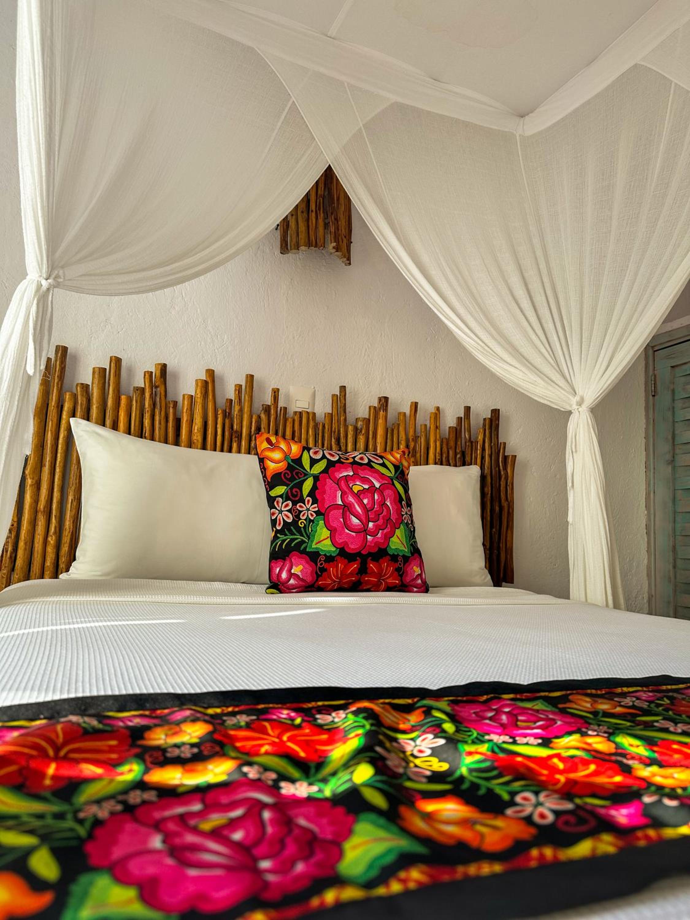 Standard Queen Room - Photo 8