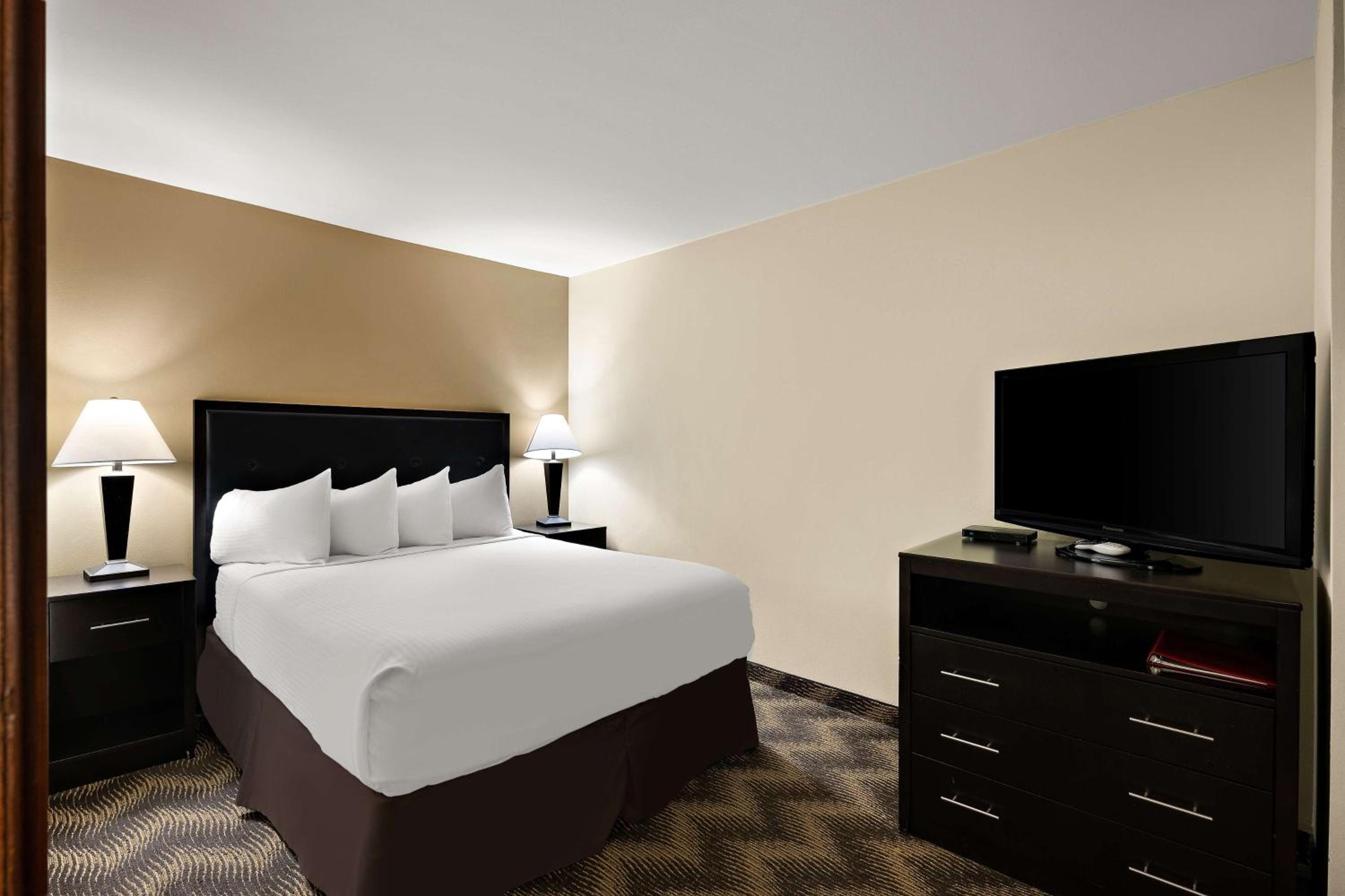 Suite with Three Queen beds photo 1