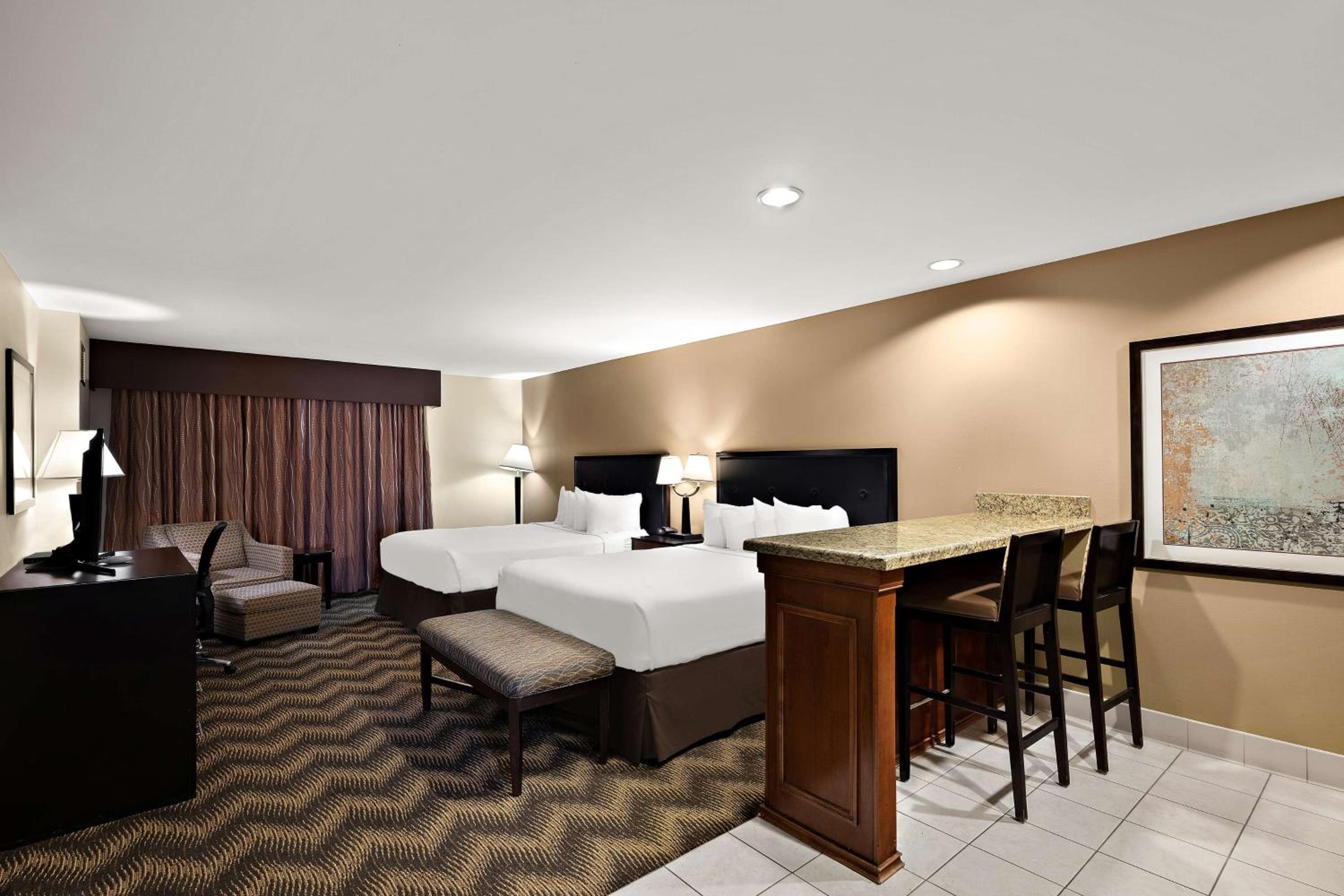 Deluxe Queen Room with Two Queen Beds photo 1