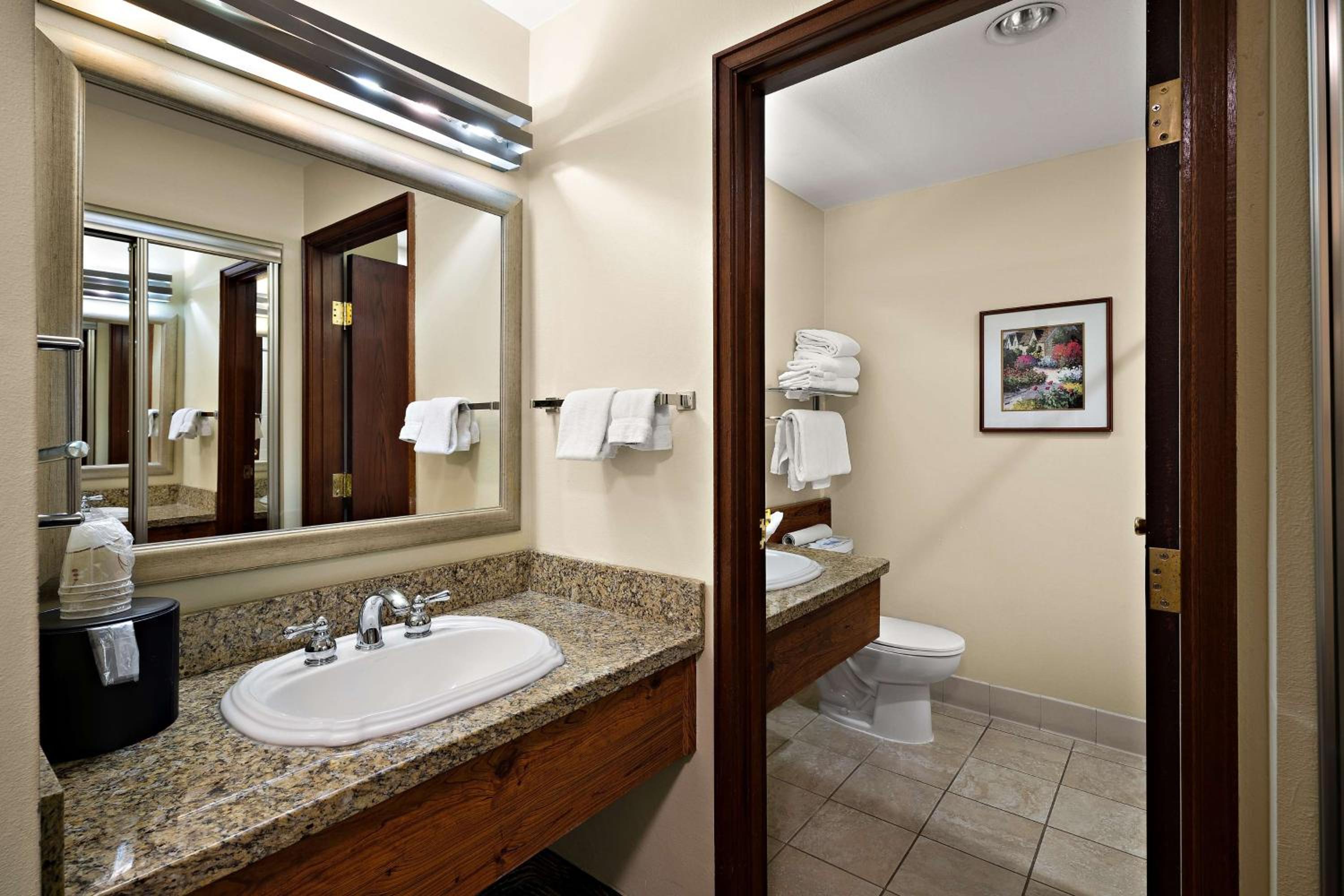 Suite with Three Queen beds photo 3