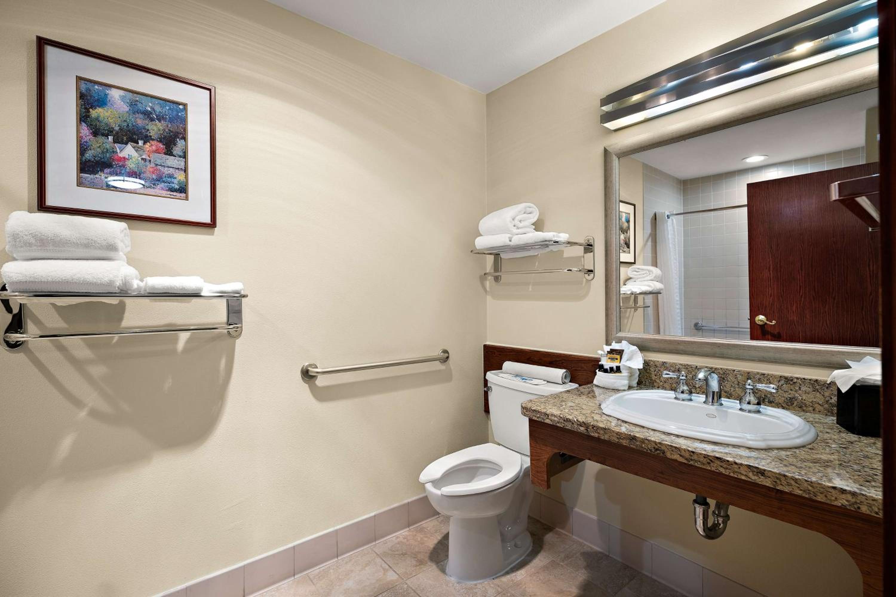 King Room - Mobility Accessible with Bathtub photo 3