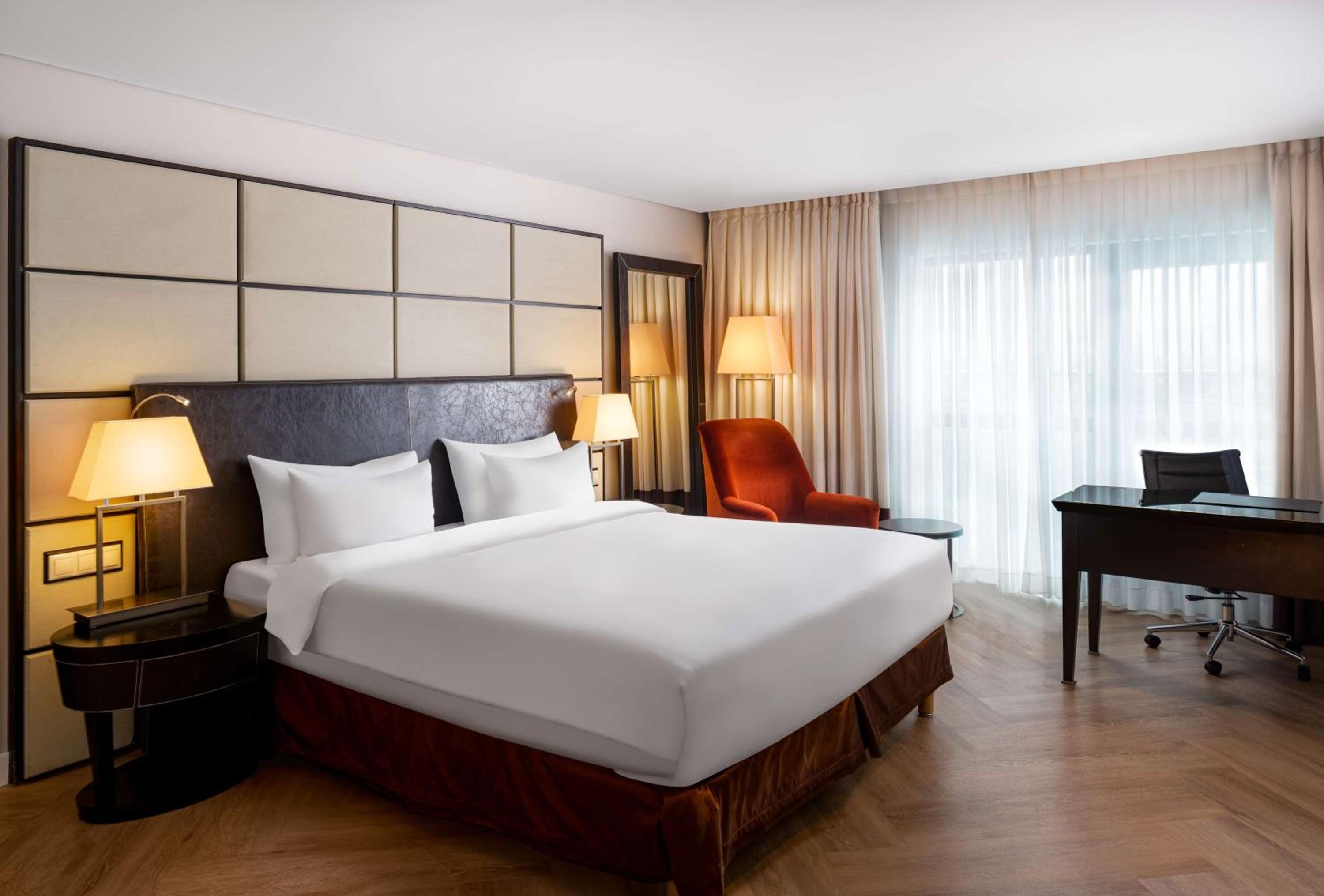 Executive Room with Lounge Access - Photo 2