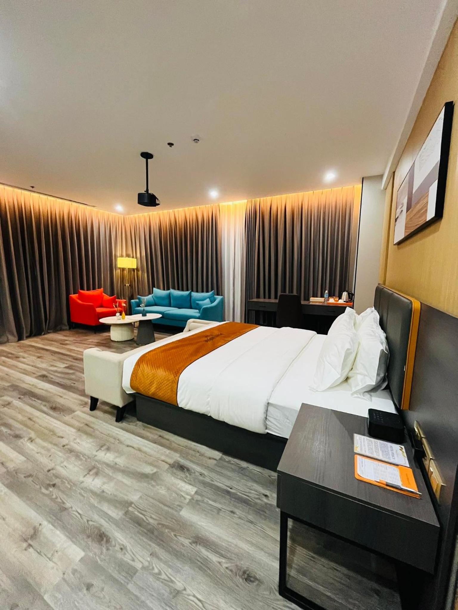 Deluxe King Suite - Photo 2