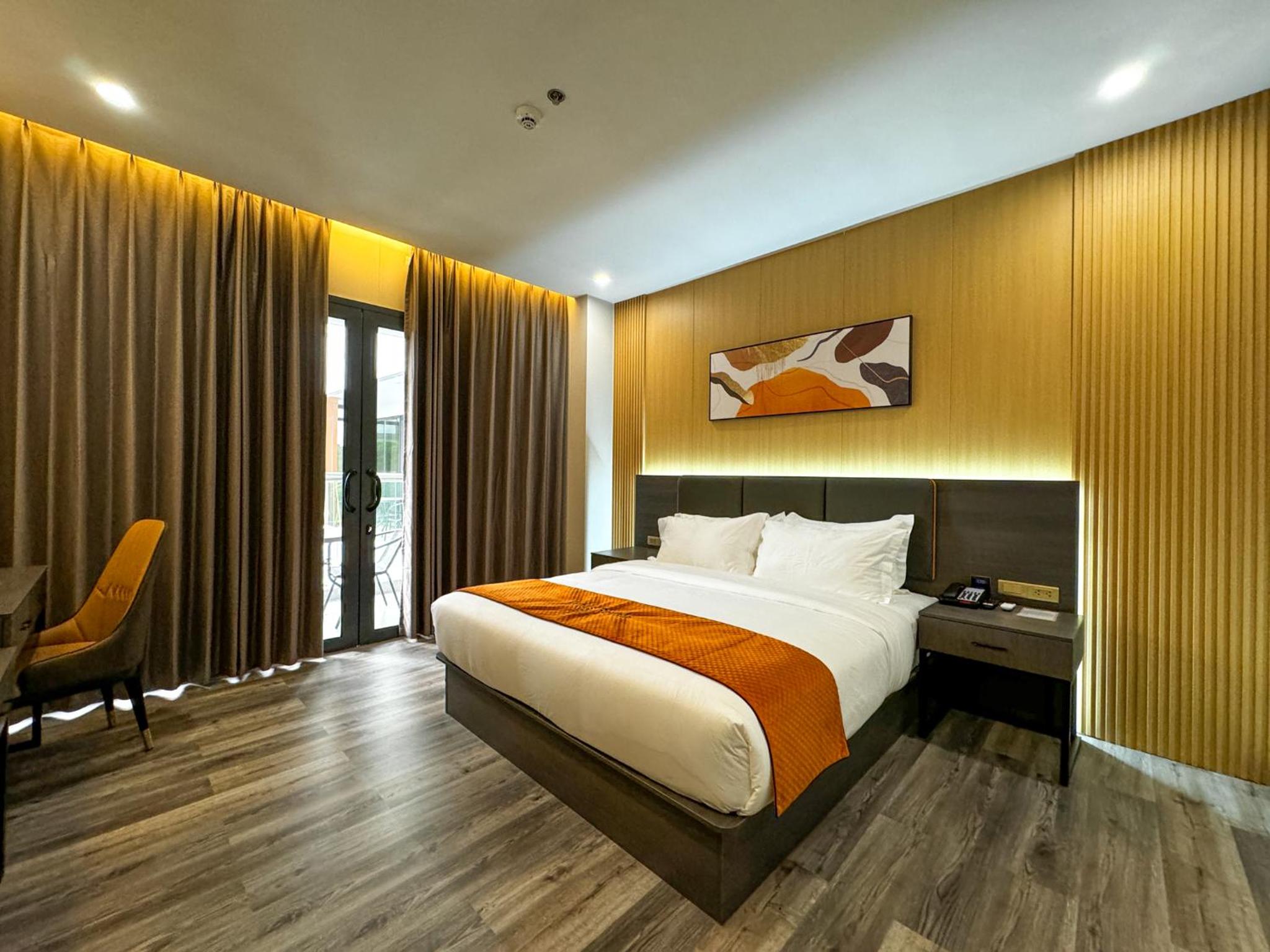 Deluxe King Room - Photo 6