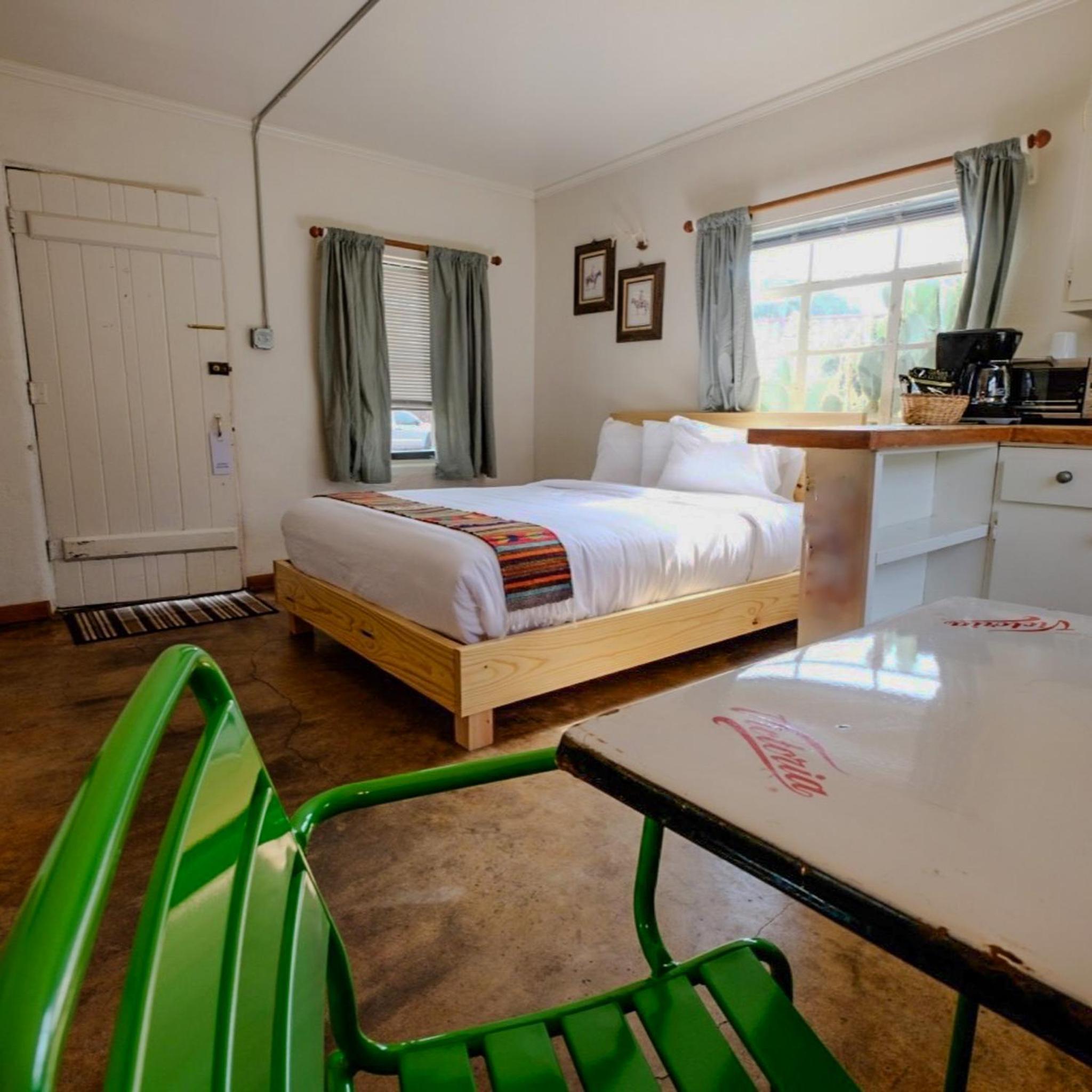 Queen Room photo 2