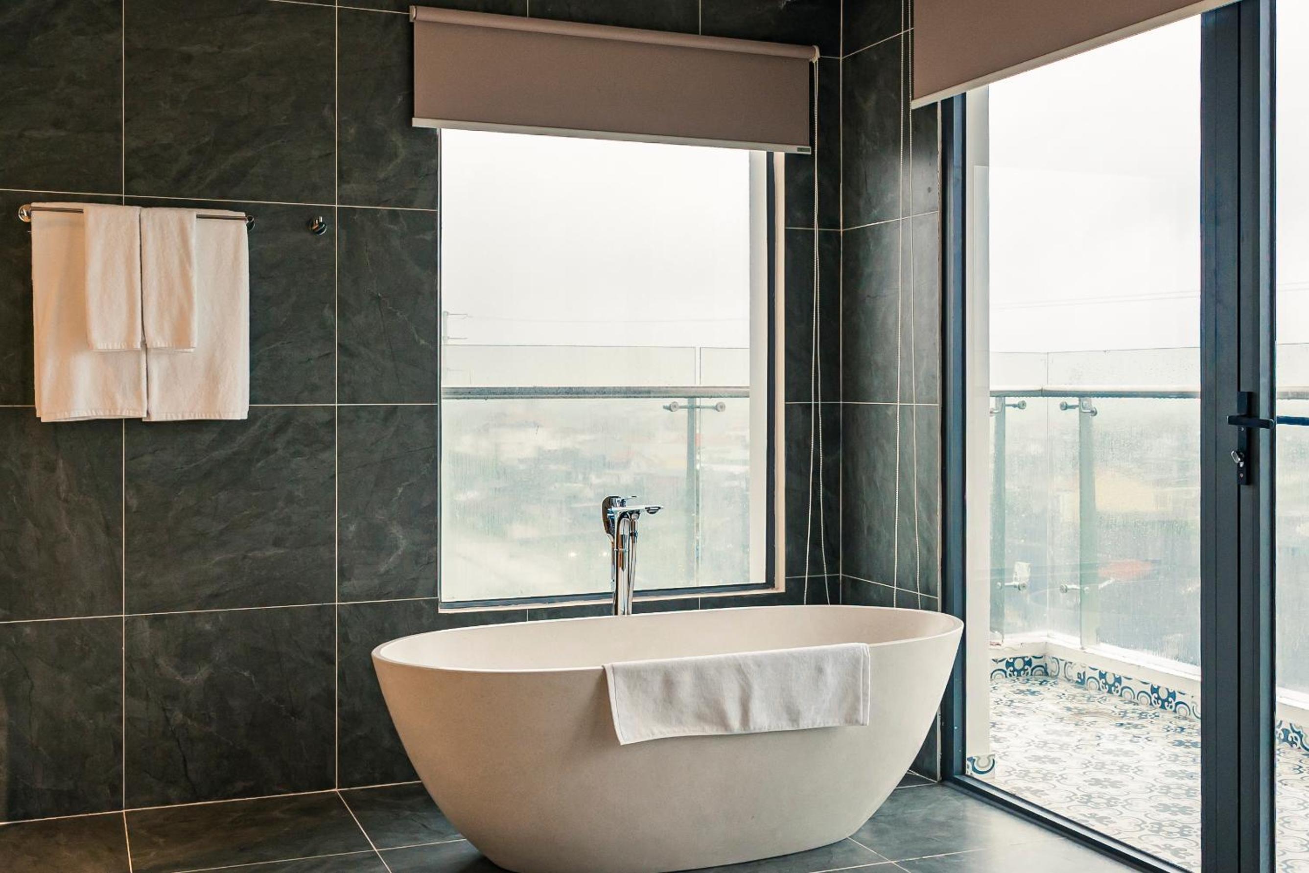 Suite with Balcony + Free Shuttle Bus To City Center - Photo 7