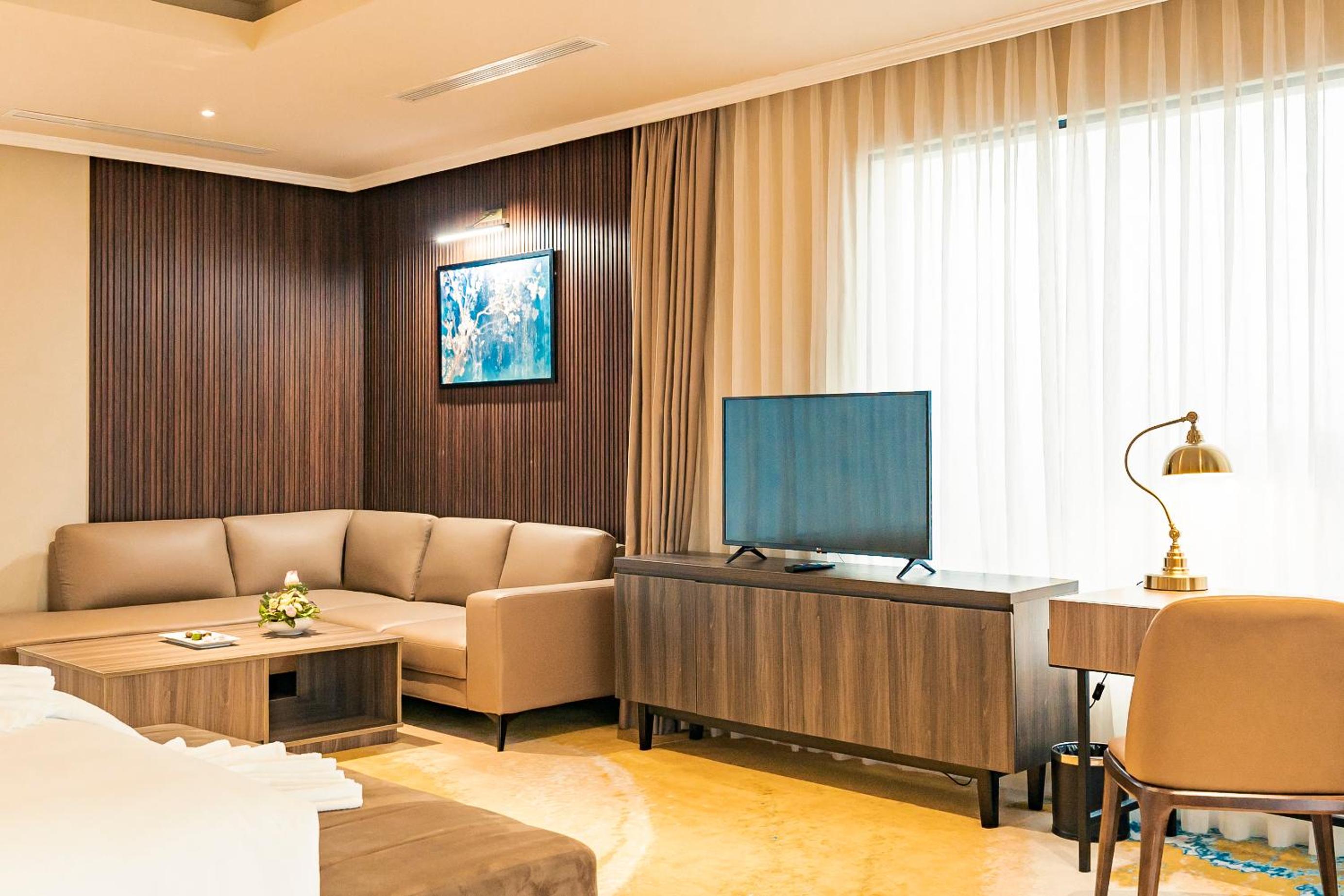 Suite with Balcony + Free Shuttle Bus To City Center - Photo 8