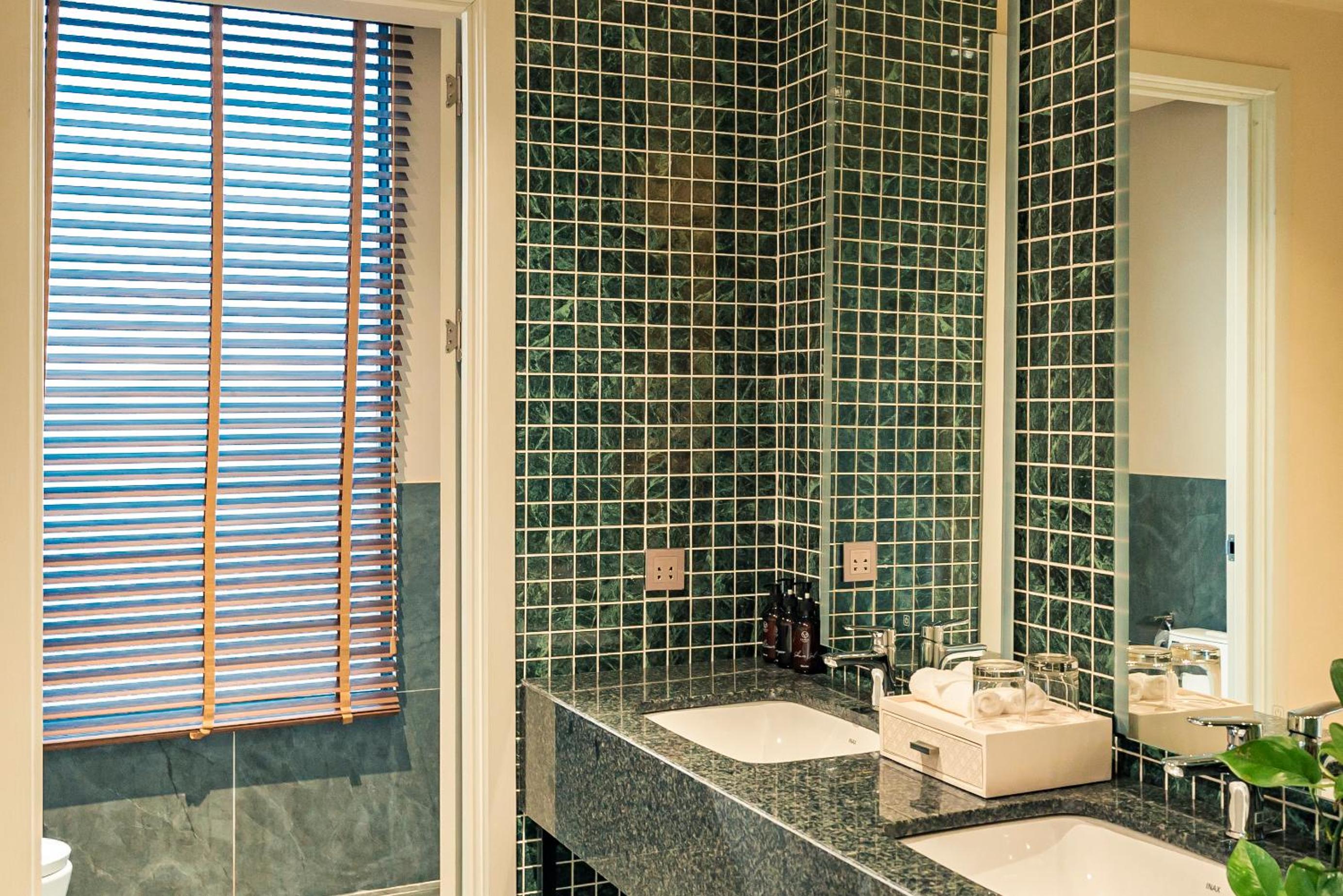 Suite with Balcony + Free Shuttle Bus To City Center - Photo 6