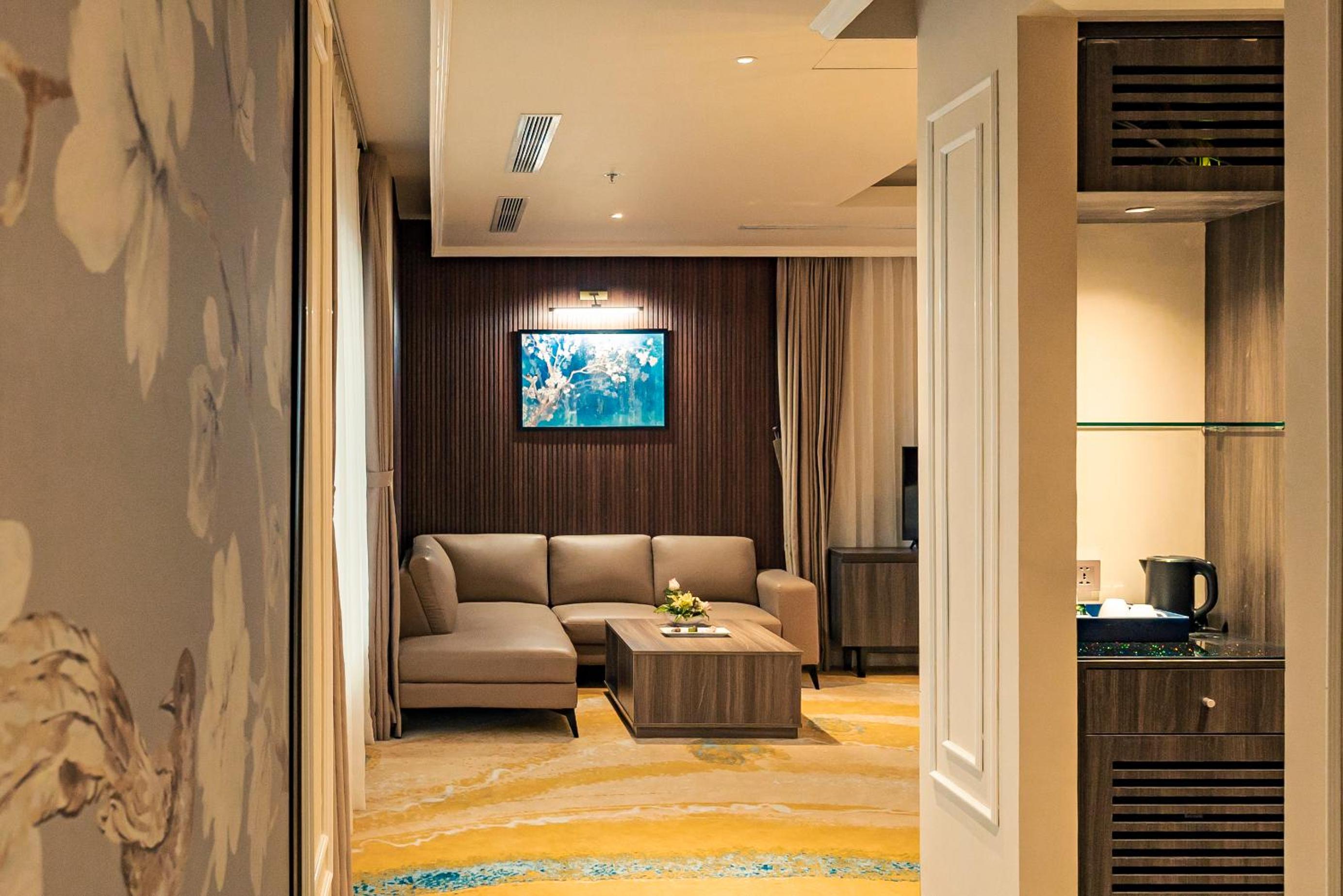 Suite with Balcony + Free Shuttle Bus To City Center - Photo 5