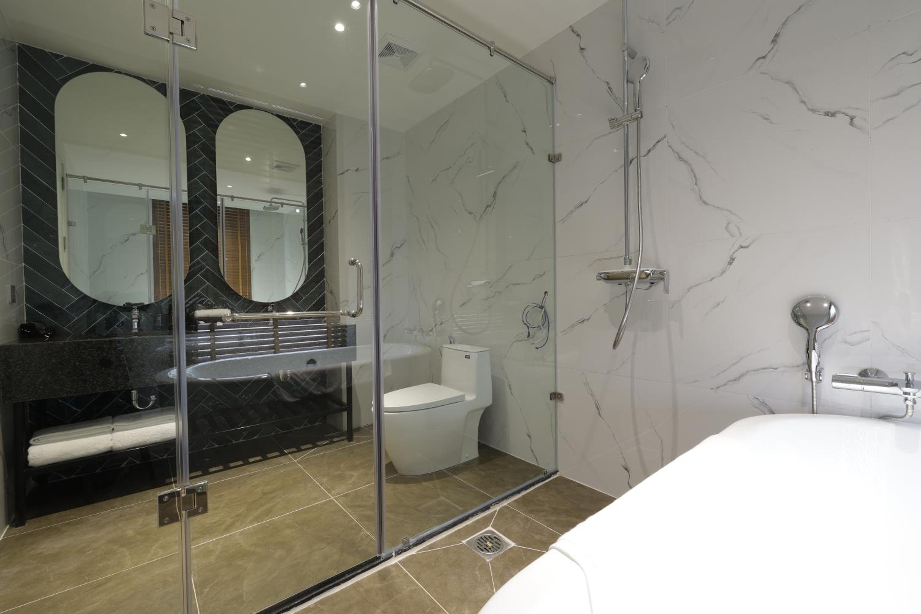 Premier Double Room with Balcony + Free Shuttle Bus To City Center - Photo 5