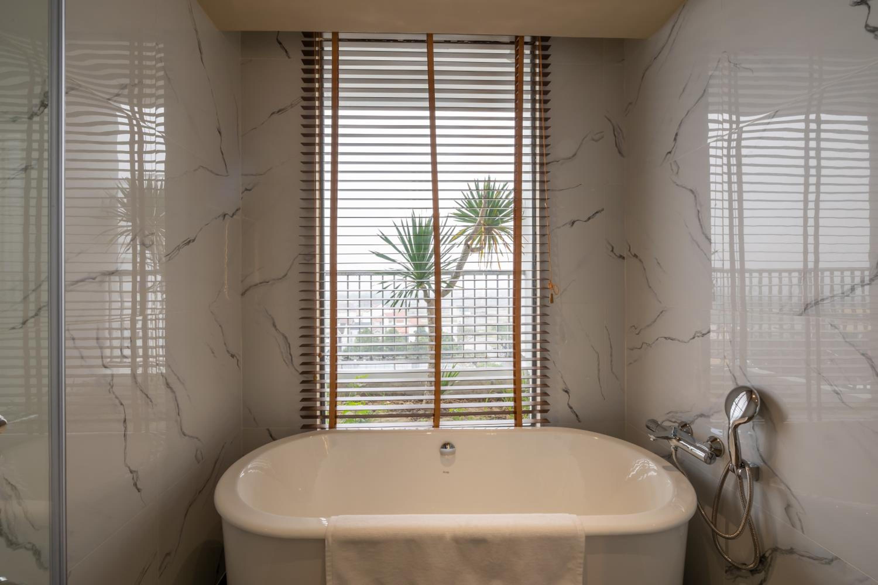 Premier Twin Room with Balcony + Free Shuttle Bus To City Center - Photo 5