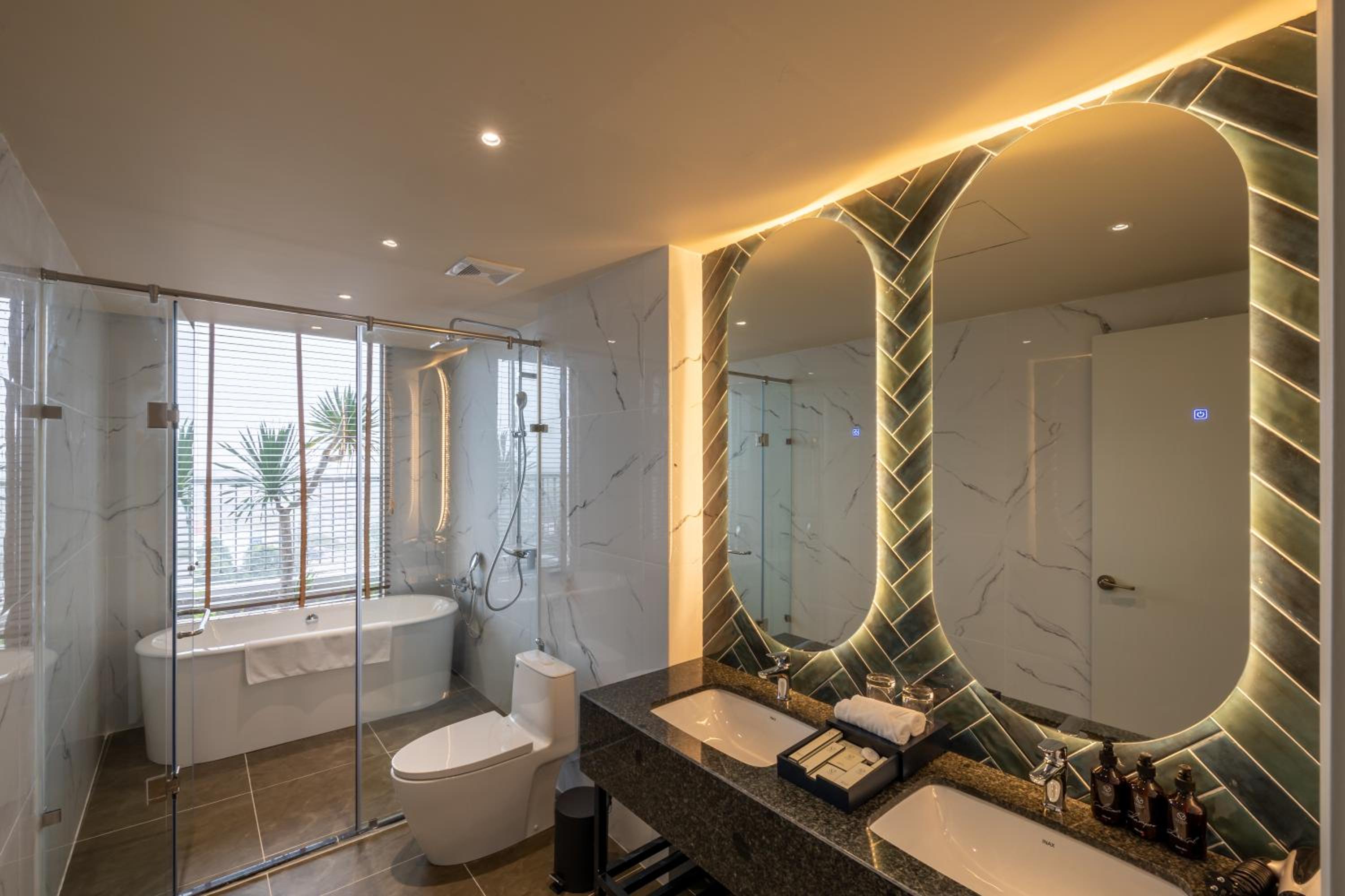 Premier Twin Room with Balcony + Free Shuttle Bus To City Center - Photo 6